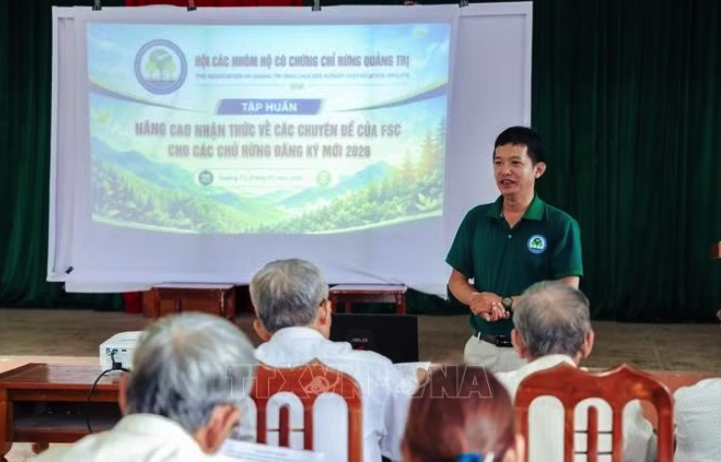 Người dân tham gia các lớp tập huấn về quản lý rừng bền vững. Ảnh: TTXVN phát
