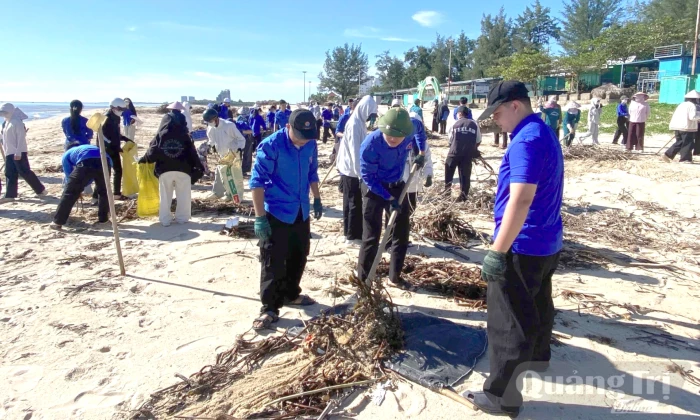 Chung tay thu gom rác thải, vệ sinh môi trường