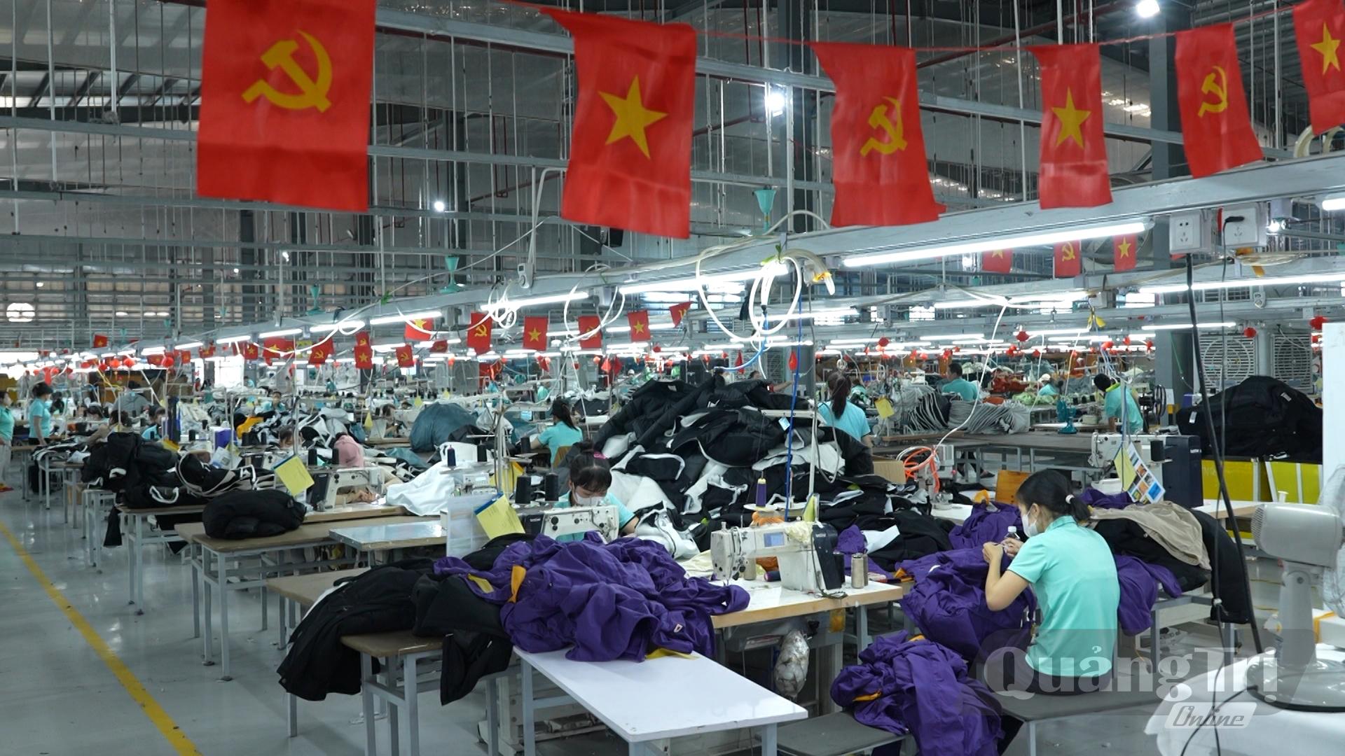 Không khí sản xuất tại Công ty TNHH MTV dụng cụ du lịch ZinQuan Việt Nam, khu công nghiệp Nam Đông Hà - Ảnh: H.C