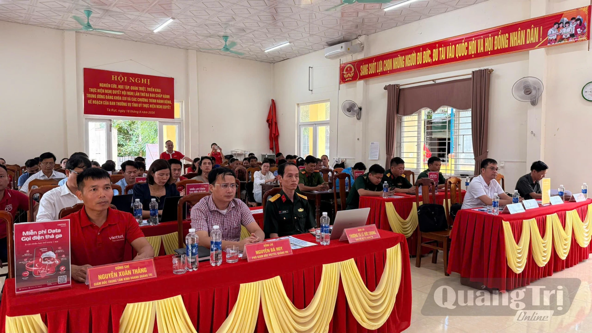 Đại biểu lắng nghe các giải pháp chuyển đổi số - Ảnh: Hoàng Hùng
