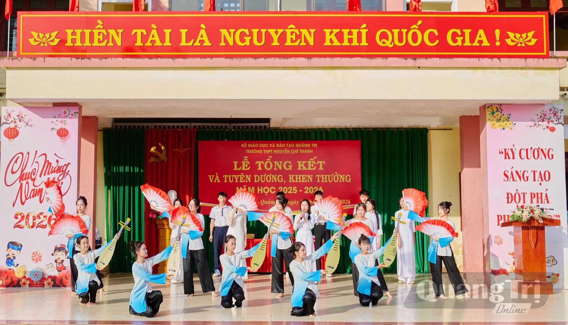 Nhiều học sinh đam mê và mong muốn tìm hiểu các di sản văn hóa phi vật thể của địa phương - Ảnh: NVCC