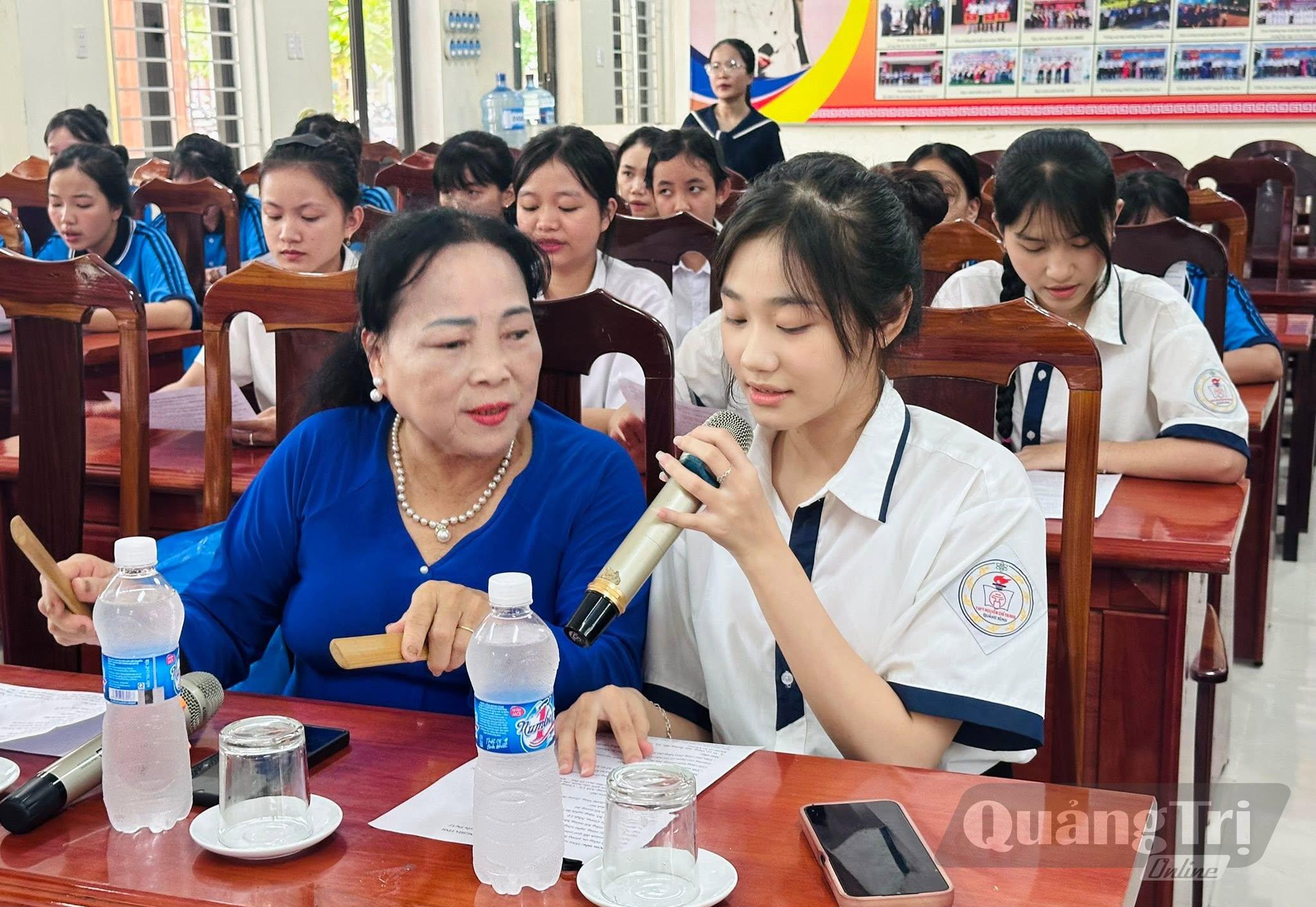 Câu lạc bộ Nghệ nhân hò khoan Lệ Thủy miệt mài trao truyền hò khoan tại các trường học - Ảnh: NVCC
