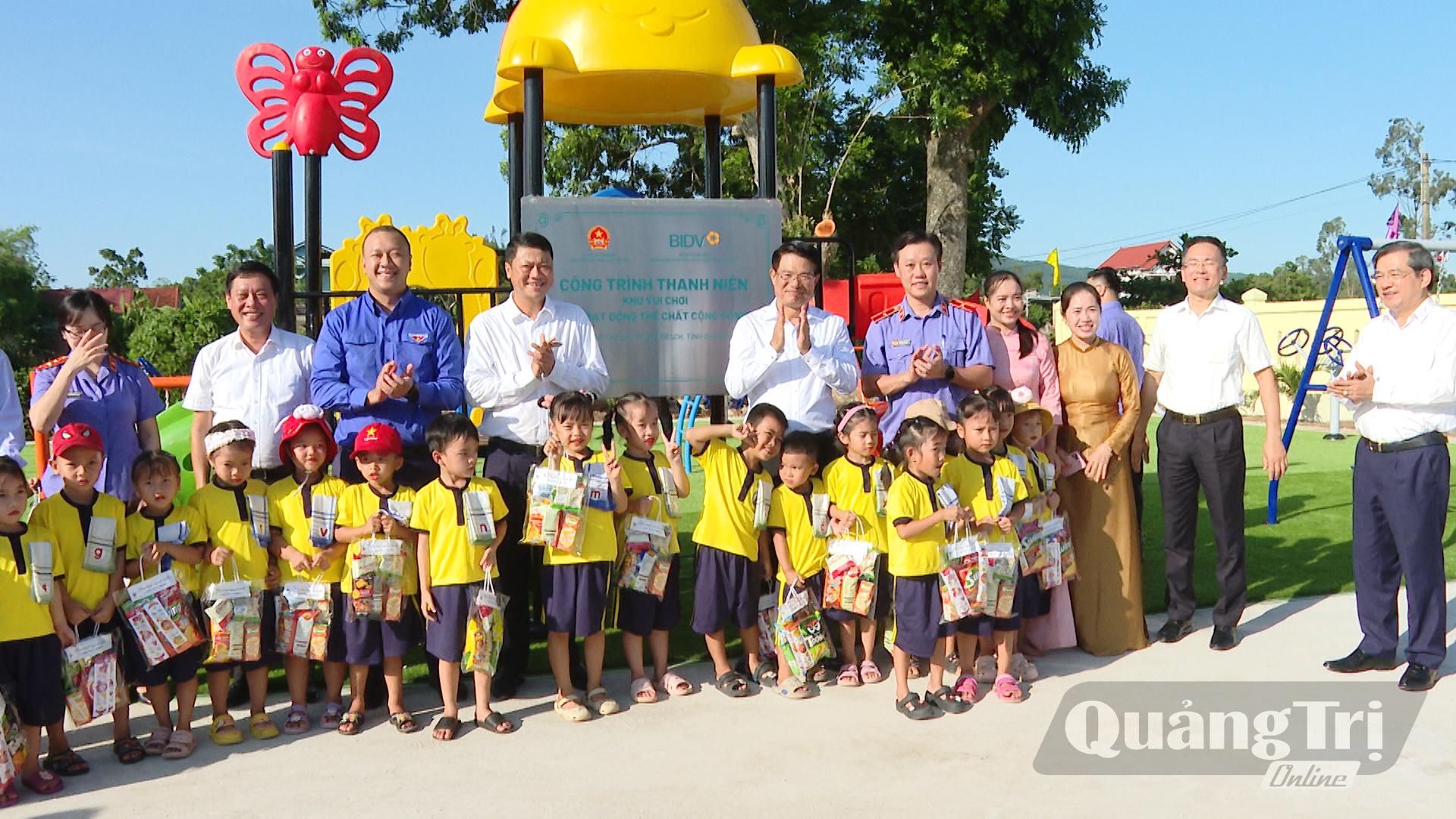 Đại biểu và các em học sinh vui chơi tại khu vui chơi, hoạt động thể chất cộng đồng ở thôn Thọ Lộc, xã Bố Trạch - Ảnh: K.H