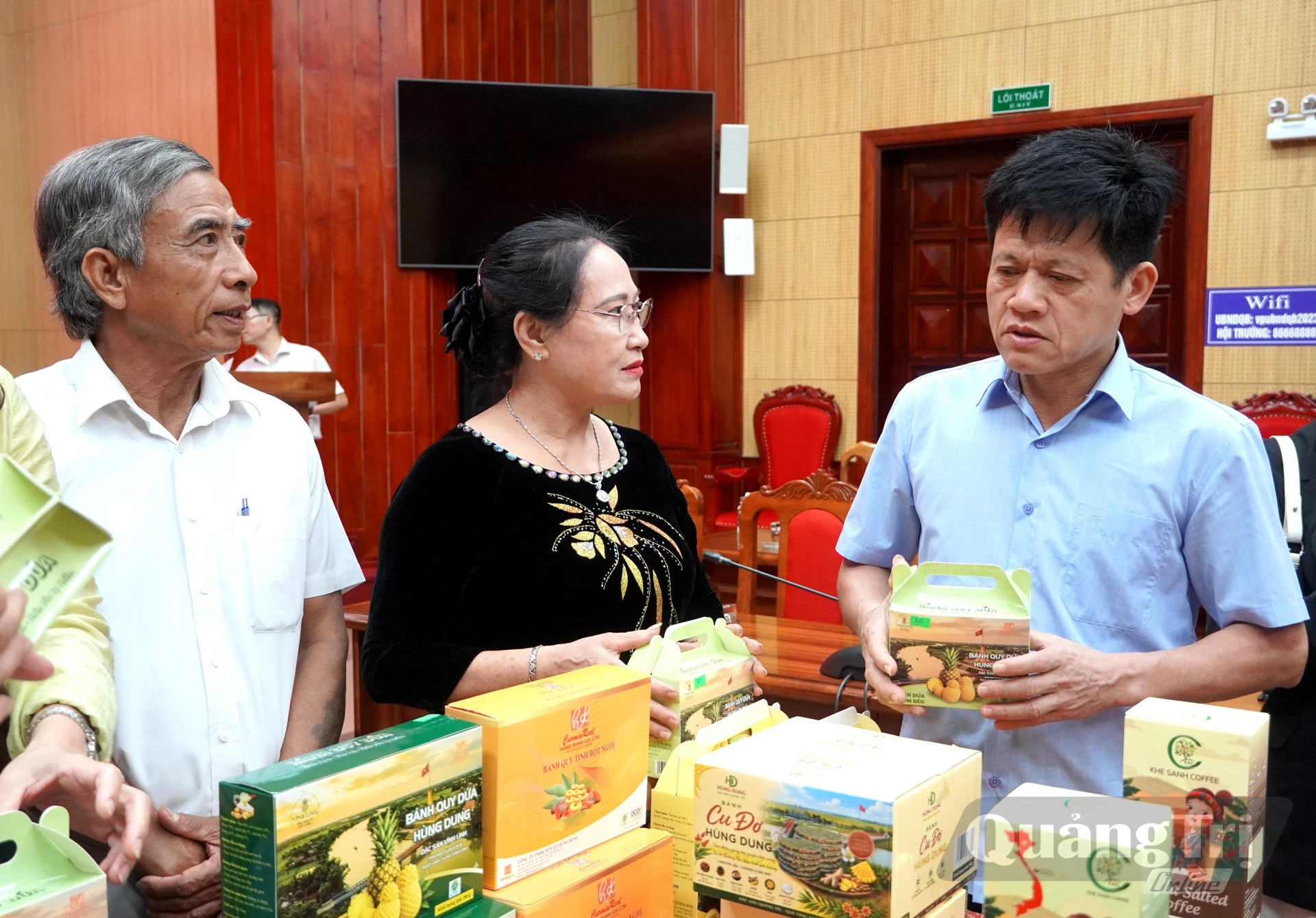 Đồng chí Phó Chủ tịch UBND tỉnh Lê Văn Bảo tham quan gian trưng bày và tiếp nhận ý kiến, nguyện vọng của các chủ thể tại hội nghị công bố quyết định và trao giấy chứng nhận sản phẩm OCOP - Ảnh: H.Tr