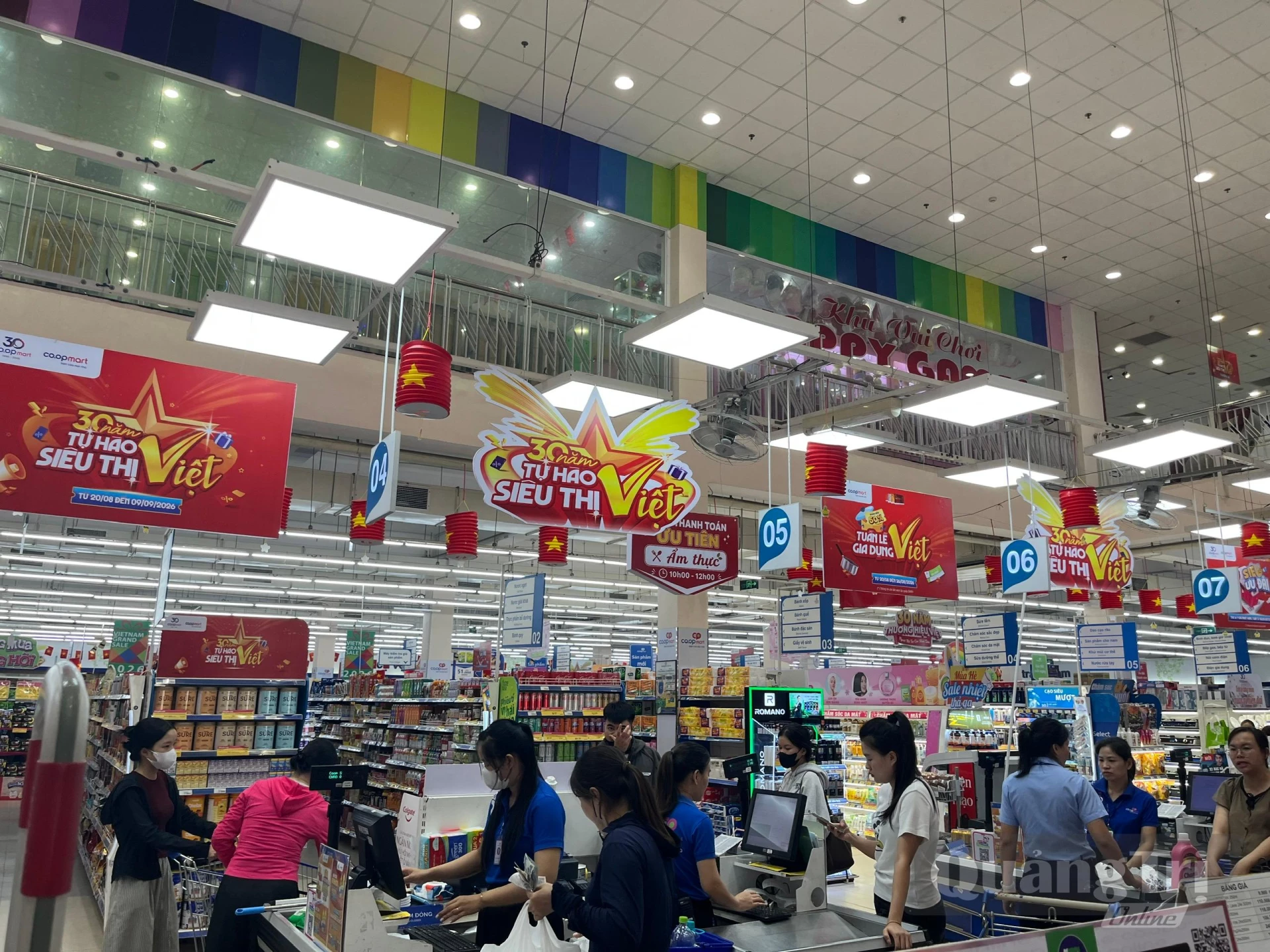 Không khí mua sắm tại Co.opmart Quảng Bình