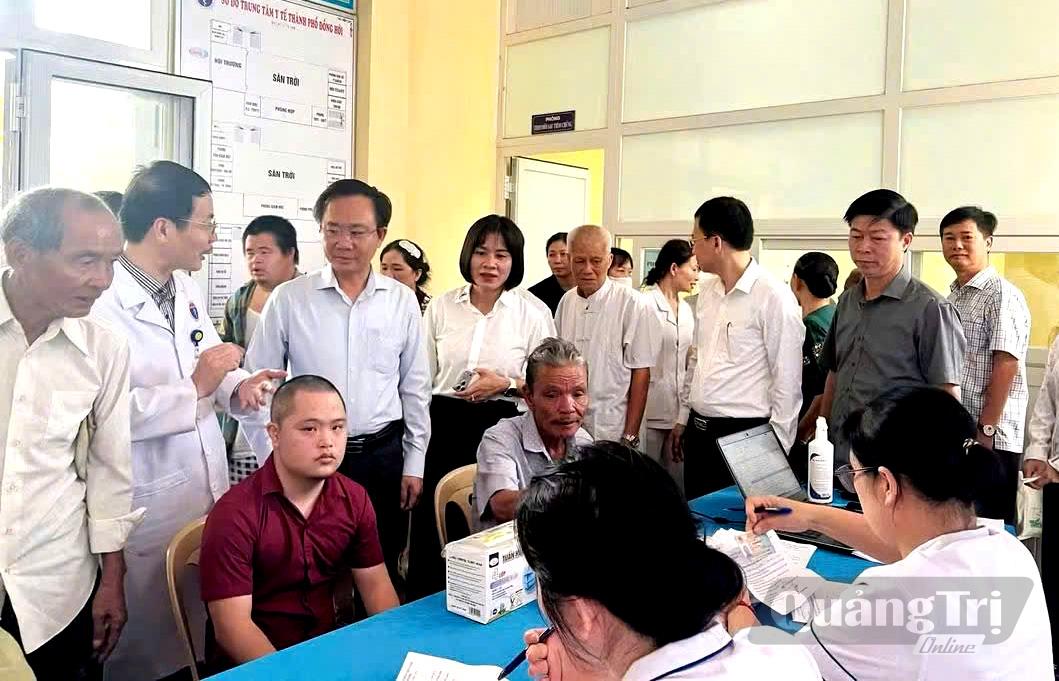 Đồng chí Hoàng Xuân Tân, Phó Chủ tịch UBND tỉnh kiểm tra, động viên lực lượng y tế làm nhiệm vụ phường Đồng Hới - Ảnh: P.V
