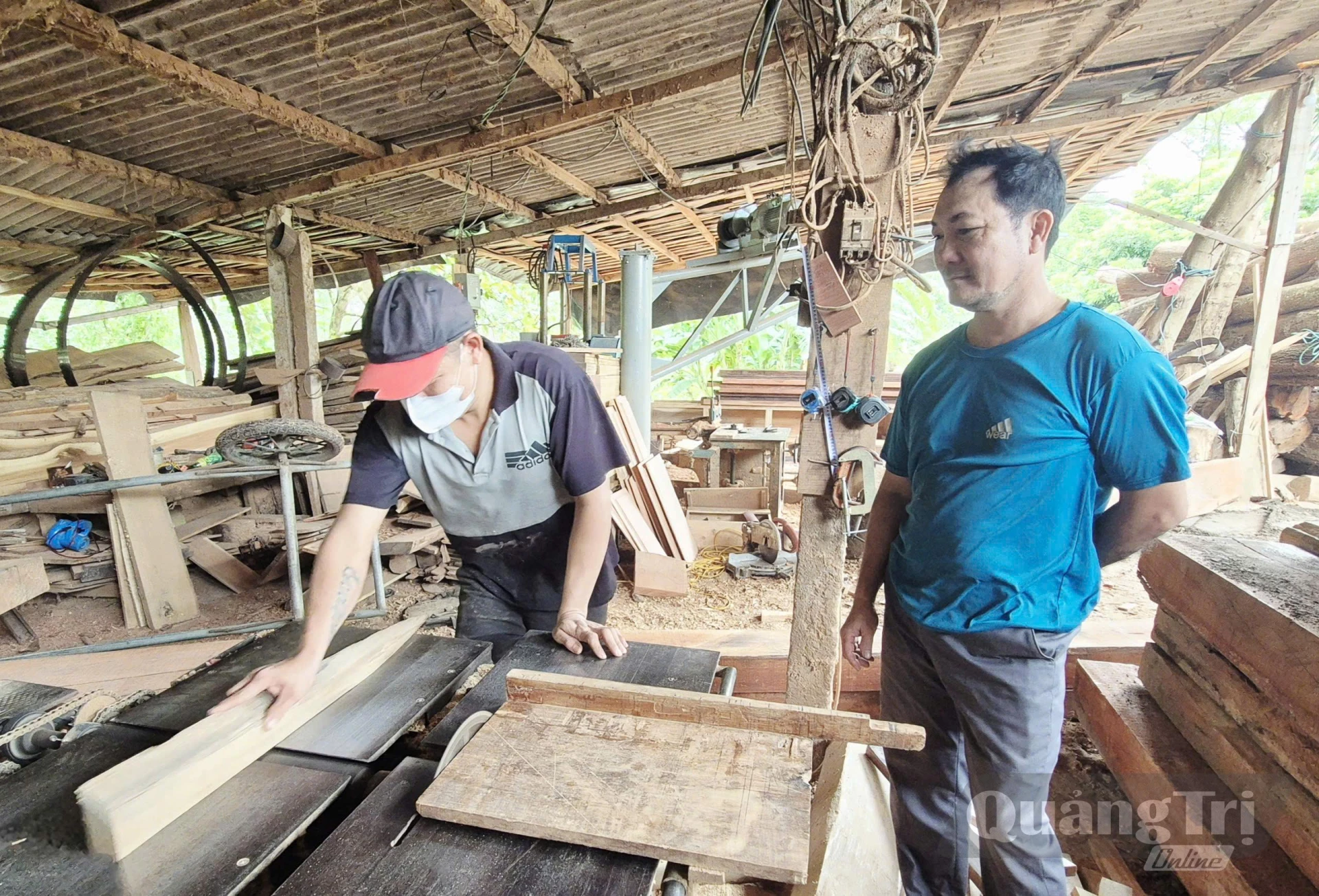 Xưởng mộc của anh Nguyễn Văn Thành (bên phải) tạo việc làm ổn định cho lao động địa phương - Ảnh: K.S