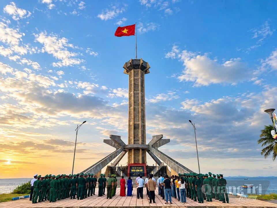 Tại Cồn Cỏ, việc duy trì chào cờ và sinh hoạt chính trị dưới cờ vào đầu tuần, đầu tháng như một hoạt động thường xuyên để giáo dục chính trị, tư tưởng - Ảnh: D.H