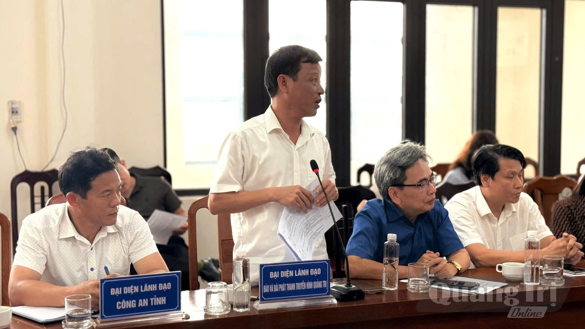 Đại diện lãnh đạo Báo và phát thanh, truyền hình Quảng Trị báo cáo một số nội dung liên quan đến kịch bản chương trình truyền hình trực tiếp - Ảnh: Hoàng Hùng