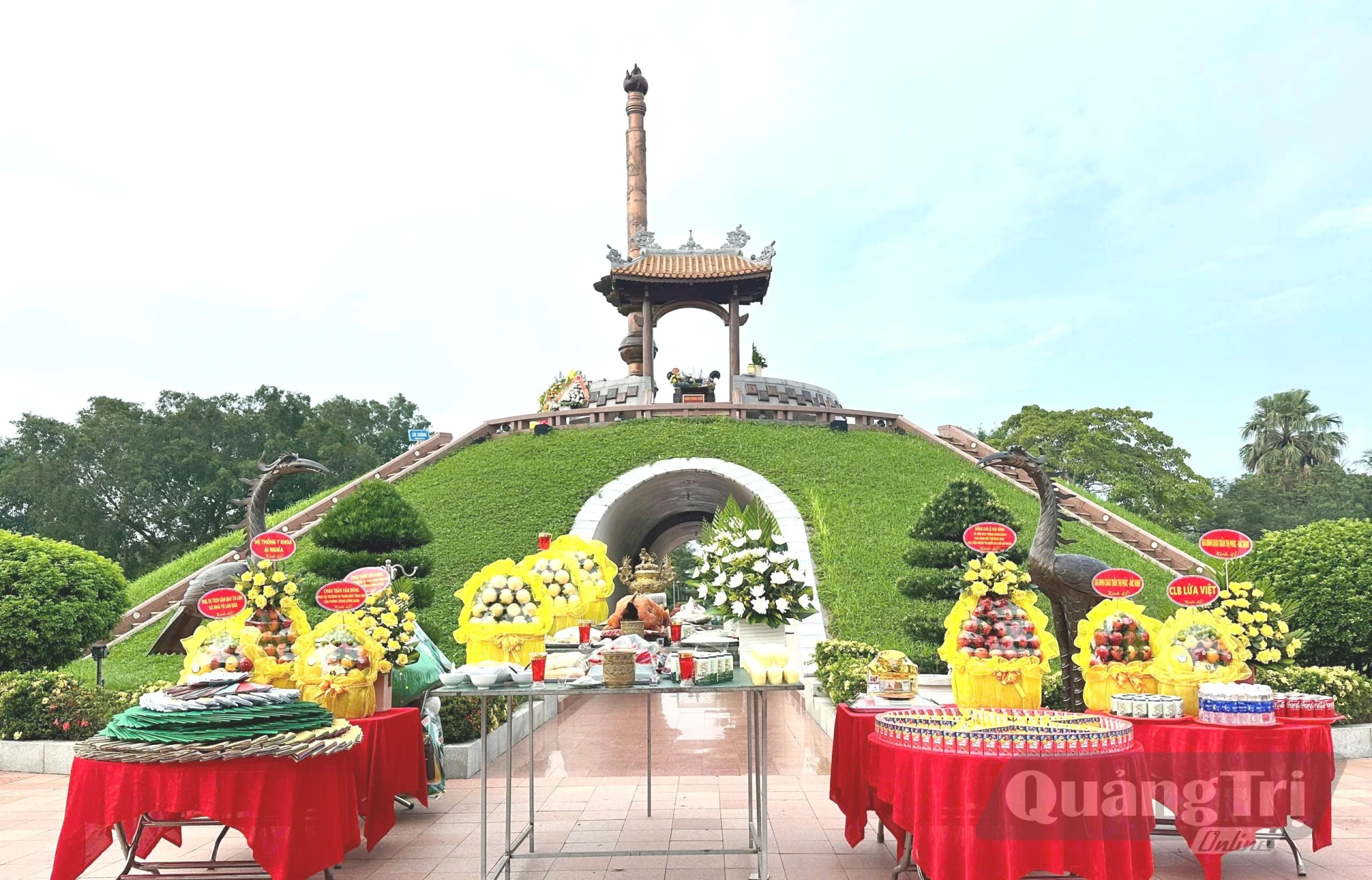 Hơn 20 năm qua, mâm cúng ngày giỗ chung các anh hùng liệt sĩ được đặt trước Đài tưởng niệm trung tâm Thành Cổ Quảng Trị - Ảnh: N.H