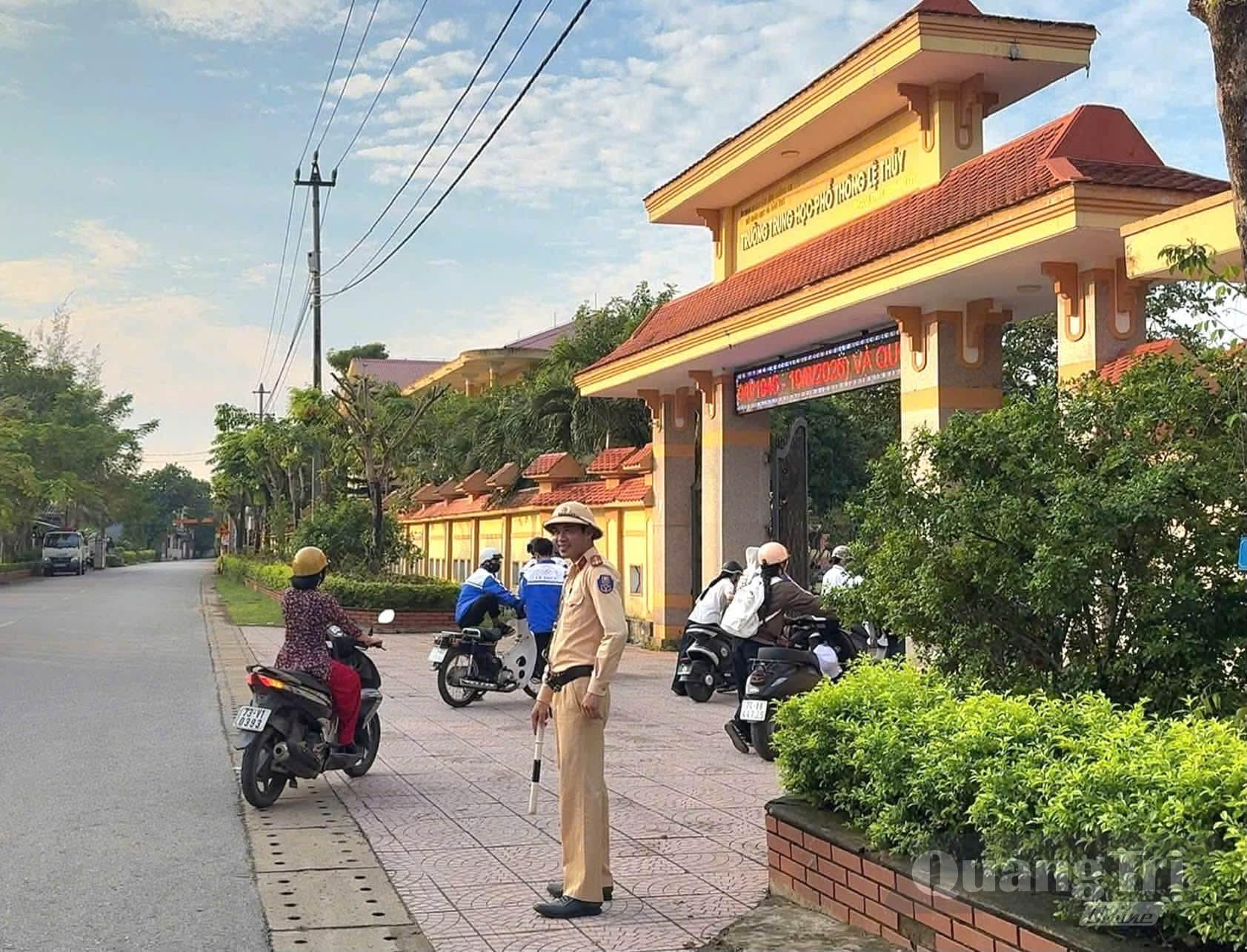 Lực lượng Cảnh sát giao thông tăng cường bảo đảm an toàn giao thông tại các trường học -Ảnh: P.X.D
