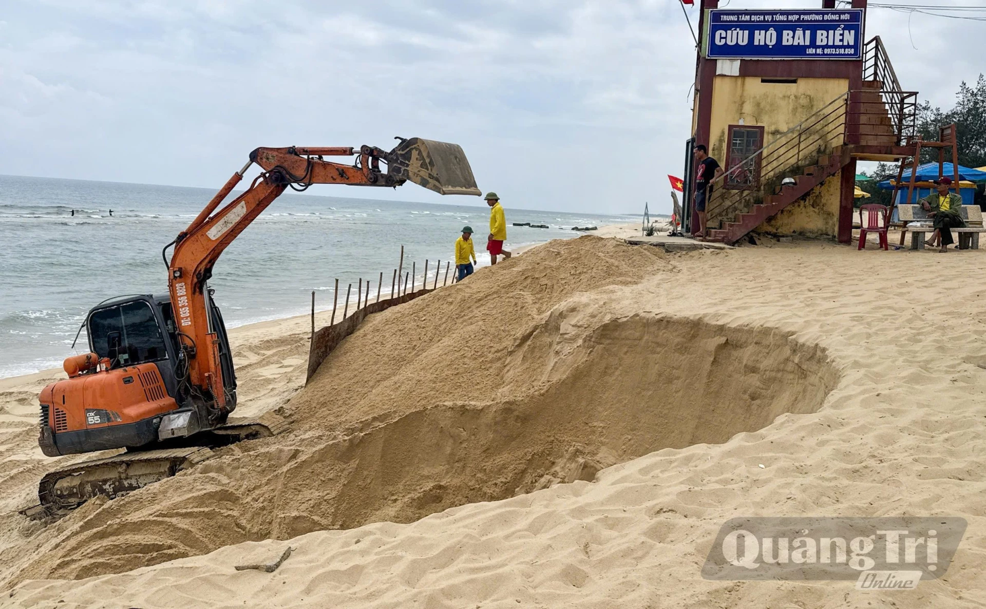 Cơ quan chức năng phải khắc phục tạm tình trạng xâm thực bờ biển tại bãi biển Bảo Ninh hồi tháng 5/2026 - Ảnh: L.T