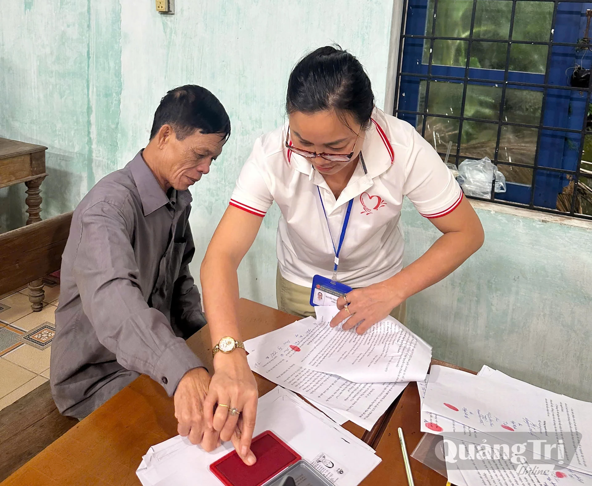 Chị Nguyễn Thị Thu Hương, chuyên viên Trung tâm Phục vụ hành chính công phường Bắc Gianh hỗ trợ người dân giải quyết thủ tục hành chính trong ngày thứ 7, 19/9/2026-Ảnh: H.L