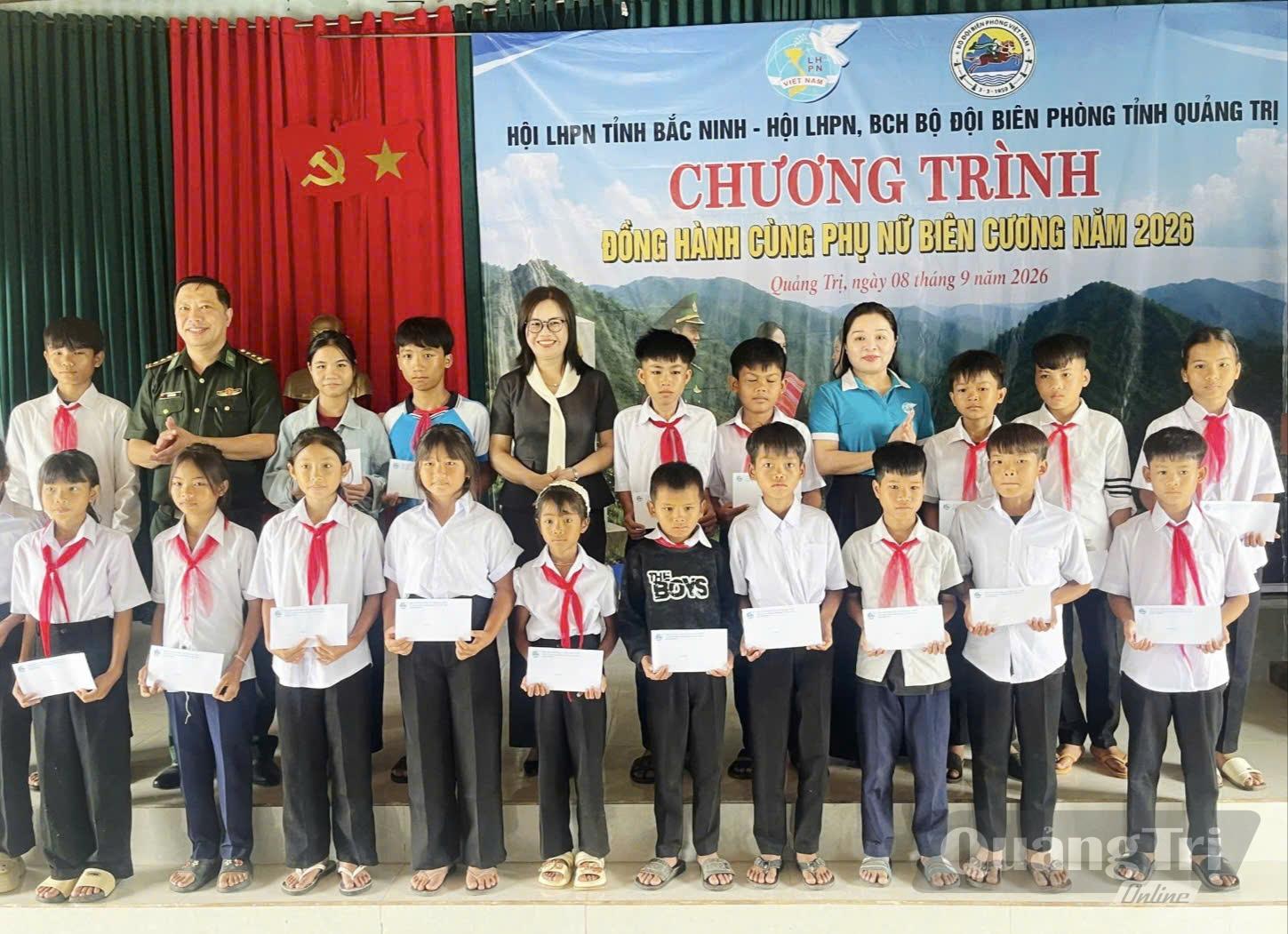 Trao quà của chương trình “Đồng hành cùng phụ nữ Biên cương” năm 2026 cho các em học sinh có hoàn cảnh khó khăn tại xã Đakrông-Ảnh: K.S