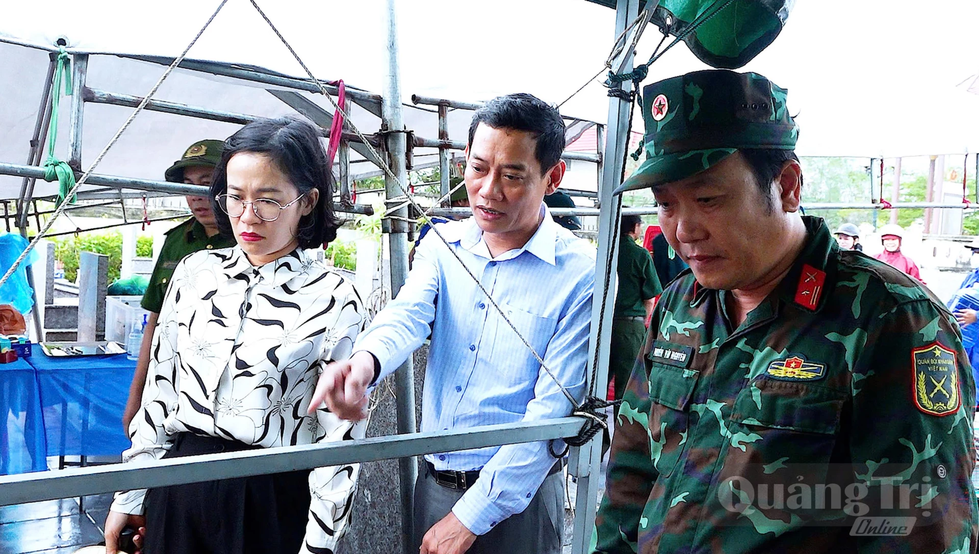 Lãnh đạo phường Bắc Gianh theo dõi việc lấy mẫu ADN - Ảnh: N.M