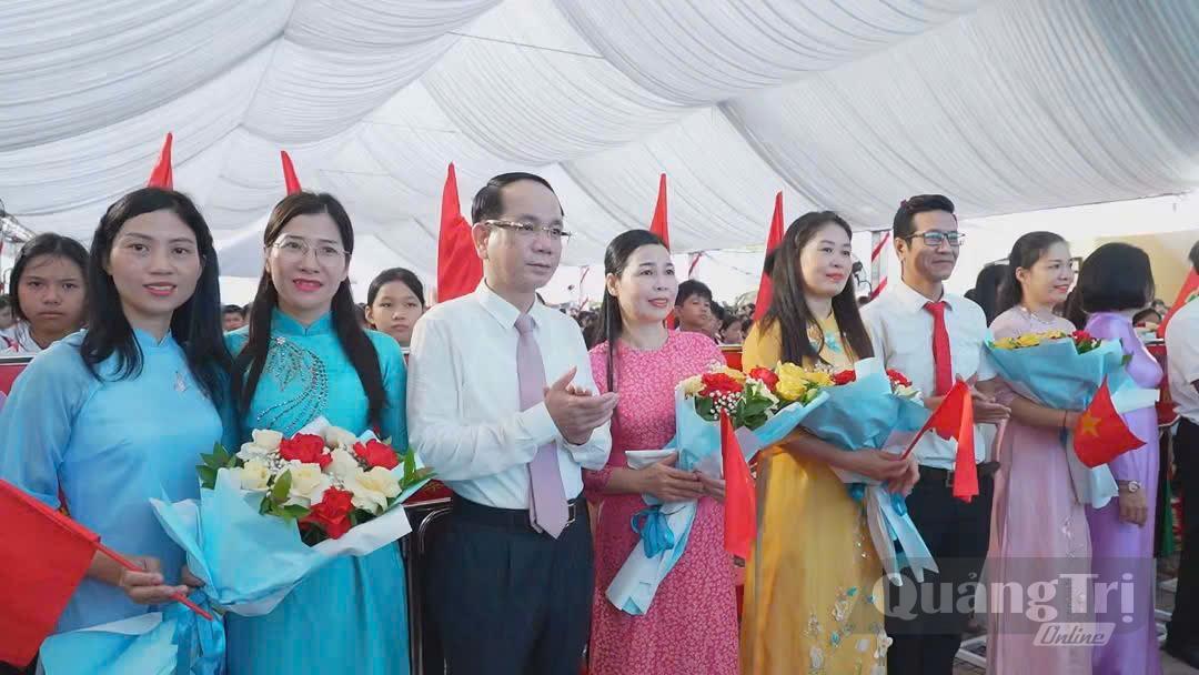 Đồng chí Phan Mạnh Hùng, Bí thư Đảng ủy phường Đồng Hới thăm cô và trò Trường THCS Nam Lý nhân dịp đầu năm học mới 2026-2027 - Ảnh: P.V