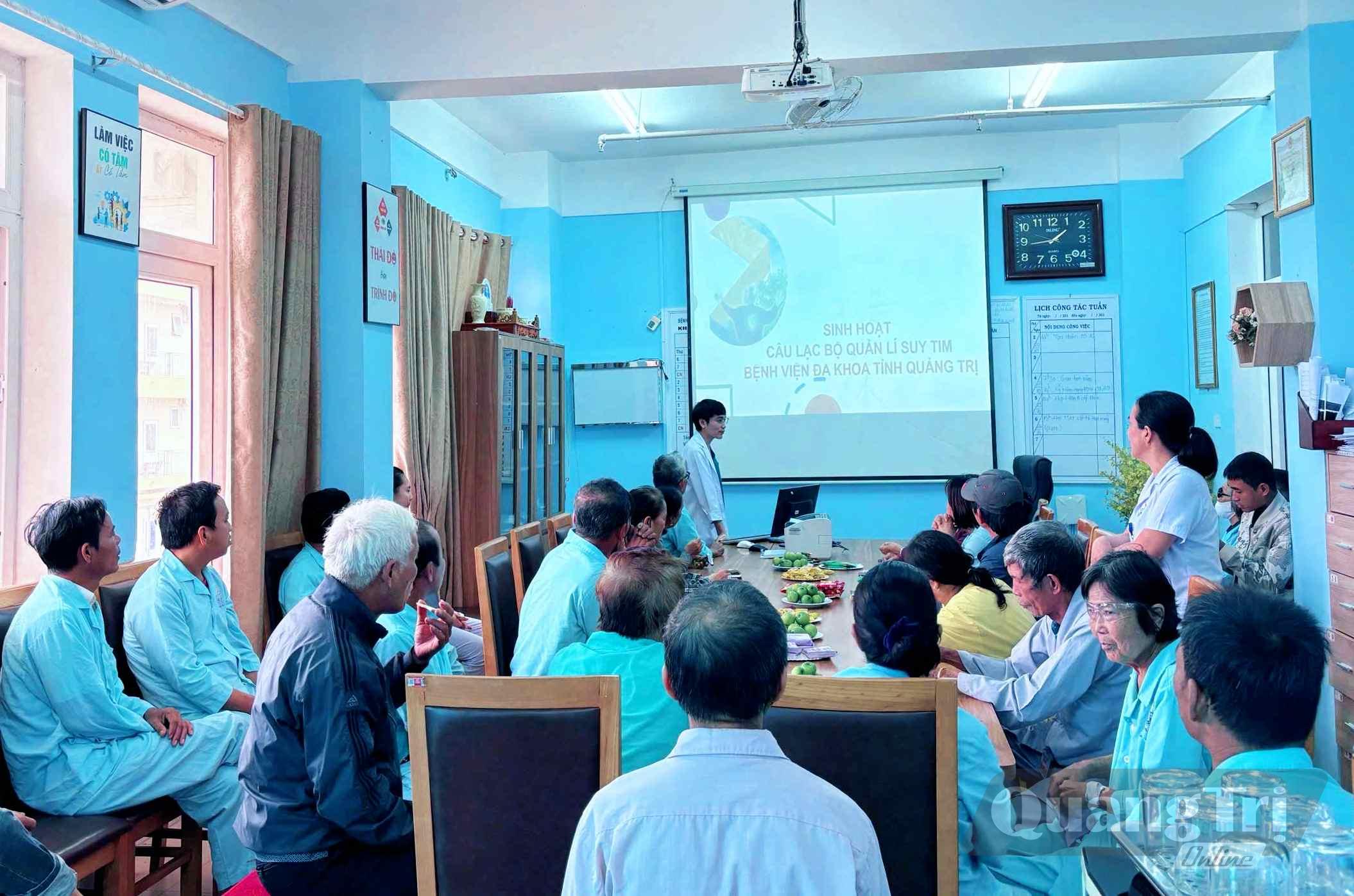Khoa Nội Tim mạch tổ chức sinh hoạt định kỳ để nắm bắt tình hình chung và tâm tư, nguyện vọng của người bệnh - Ảnh: Q.H