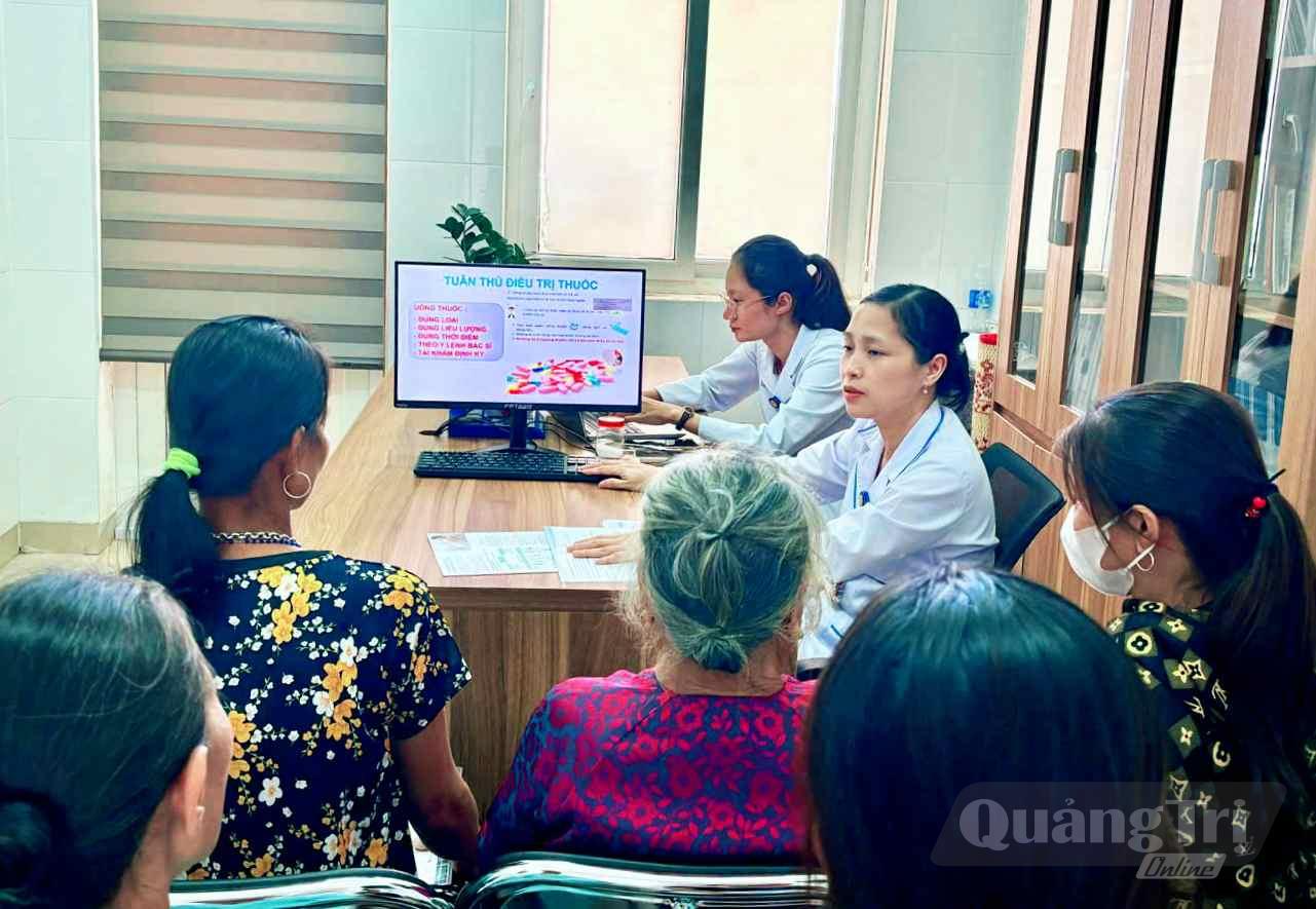Bác sĩ và điều dưỡng hướng dẫn bệnh nhân và người thân để cùng đồng hành điều trị suy tim - Ảnh: Q.H