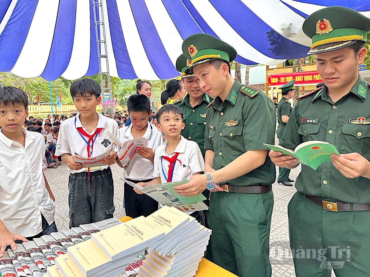 Cán bộ, chiến sĩ Bộ đội Biên phòng tỉnh giới thiệu sách, báo cho học sinh trong chương trình Tết Trung thu-Ảnh Q.N.