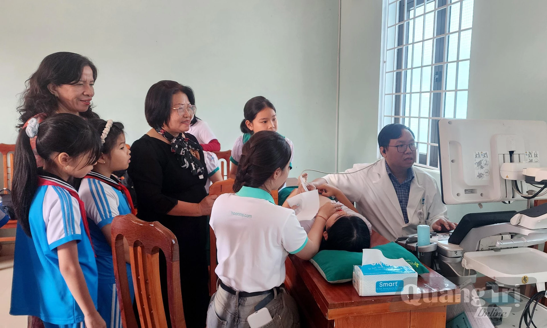 Khám sàng lọc bệnh tim bẩm sinh cho trẻ em - Ảnh: T.L