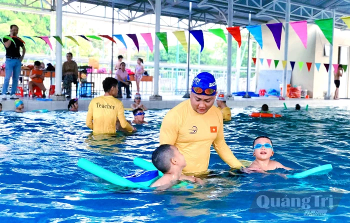 Thầy dạy bơi trưởng thành từ dòng Long Đại