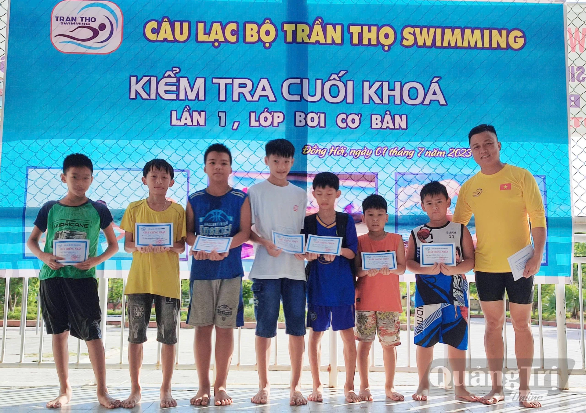 Huấn luyện viên Trần Văn Thọ trao chứng nhận hoàn thành khóa bơi cho học viên - Ảnh: X.T
