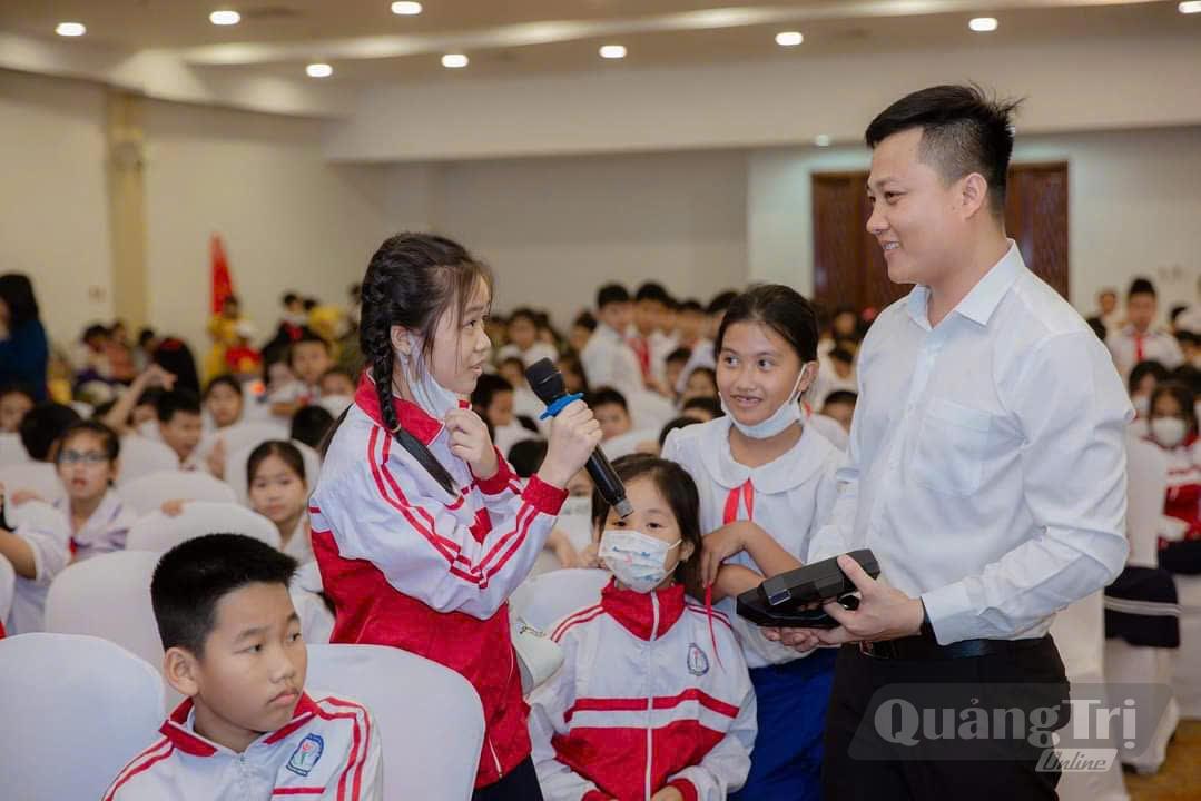 Thầy Trần Văn Thọ hướng dẫn học sinh kỹ năng phòng, chống đuối nước tại trường học - Ảnh: X.T