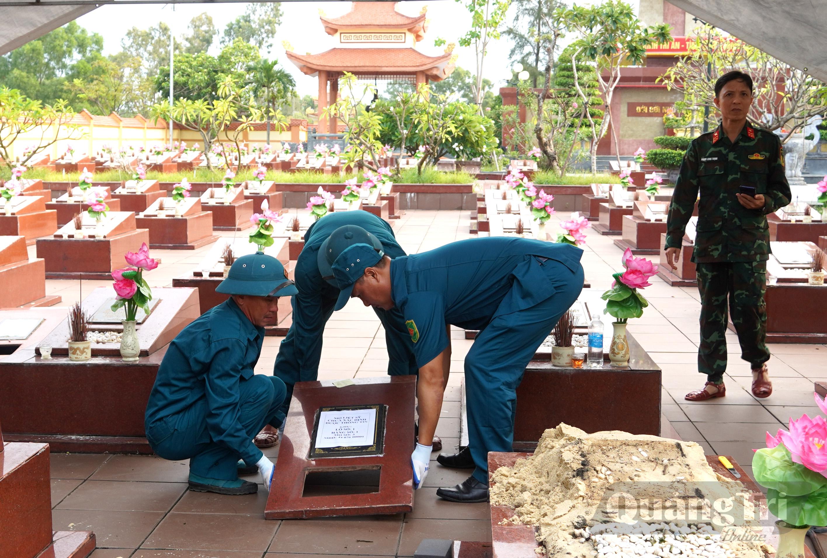 Quá trình thực hiện các khâu từ khai quật đến đến số hóa dữ liệu đều bảo đảm chặt chẽ, chính xác, an toàn và trang nghiêm - Ảnh: H.Tr