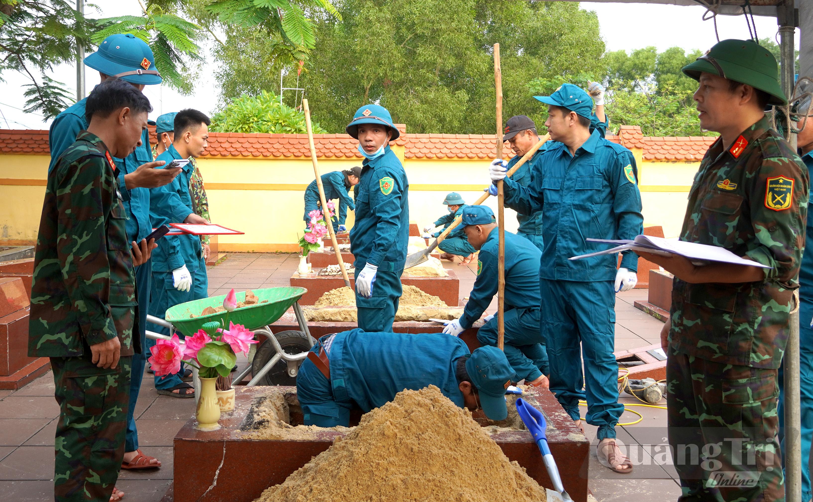 Tổ công tác thực hiện nhiệm vụ tại Nghĩa trang liệt sĩ Hải Thành - Ảnh: H.Tr