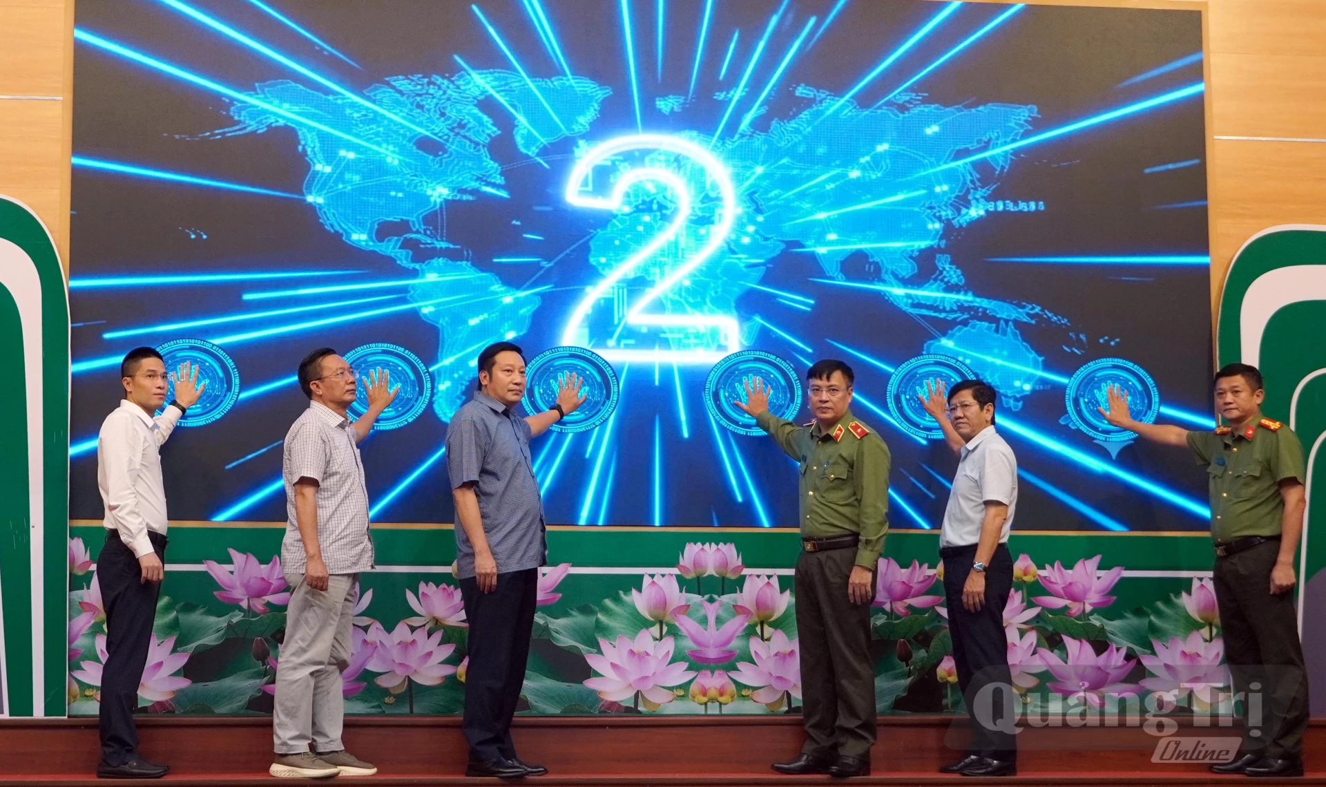 Đồng chí Thiếu tướng Nguyễn Thanh Liêm, Ủy viên Ban Thường vụ Tỉnh ủy, Giám đốc Công an tỉnh và đại diện các tổ chức, đơn vị, doanh nghiệp nhấn nút cam kết đồng hành trong công tác bảo vệ dữ liệu cá nhân trên địa bàn - Ảnh: H.Tr