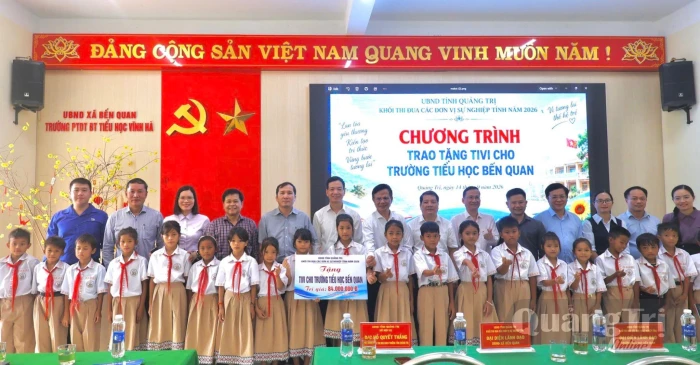Thăm, tặng quà giáo viên và học sinh tiểu học