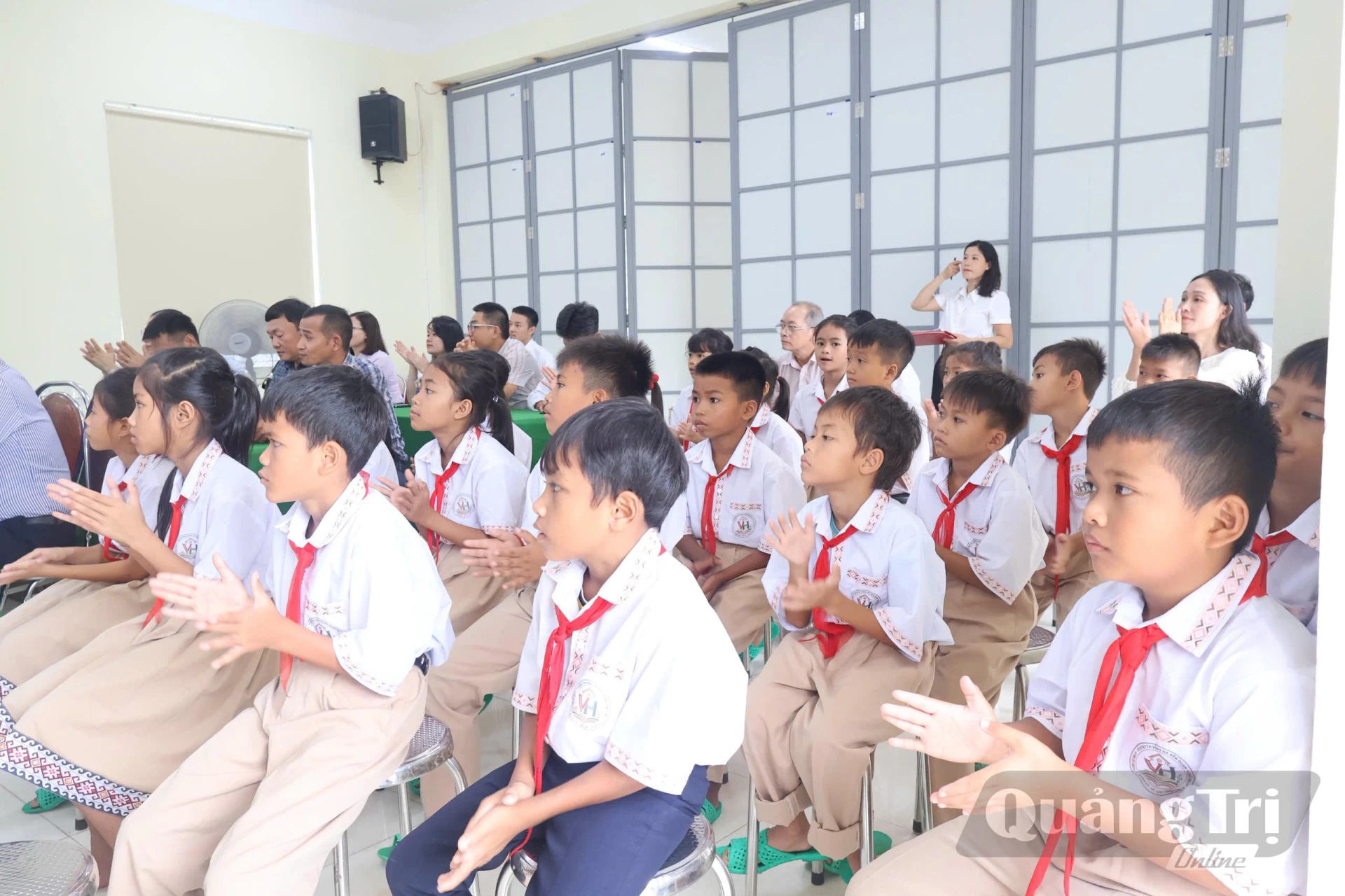 Các em học sinh Trường Tiểu học Bến Quan tham dự chương trình - Ảnh: MT