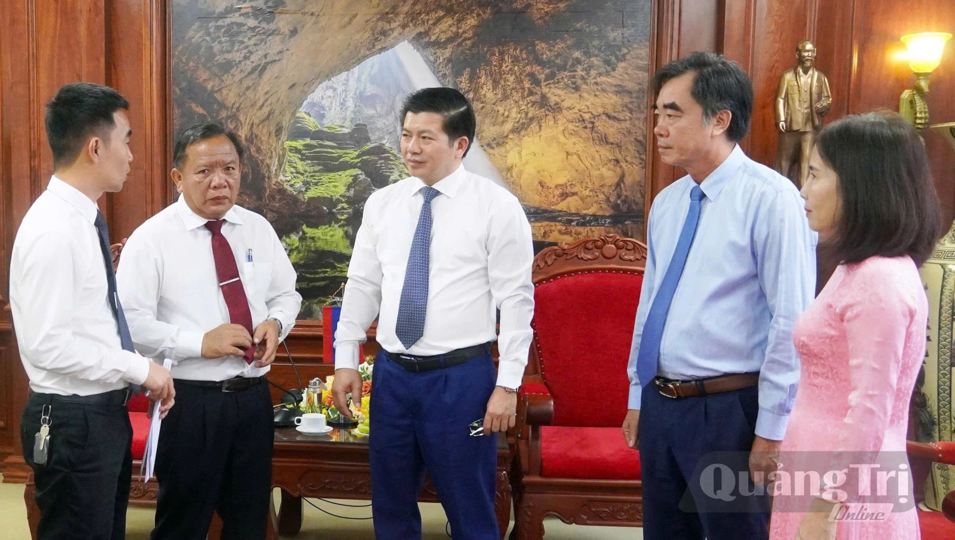 Đồng chí Trần Vũ Khiêm, Phó Bí thư Thường trực Tỉnh ủy, Trưởng đoàn ĐBQH tỉnh chia sẻ với những thiệt hại do thiên tai gây ra đối với tỉnh Sạ-vẳn-na-khệt - Ảnh: N.M