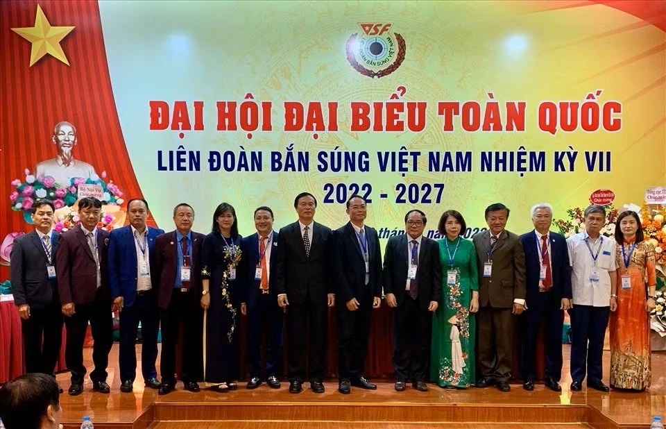Chủ tịch Liên đoàn Bắn súng Việt Nam Đỗ Văn Bình (đứng thứ 8 từ phải sang). (Ảnh: Liên đoàn bắn súng Việt Nam)