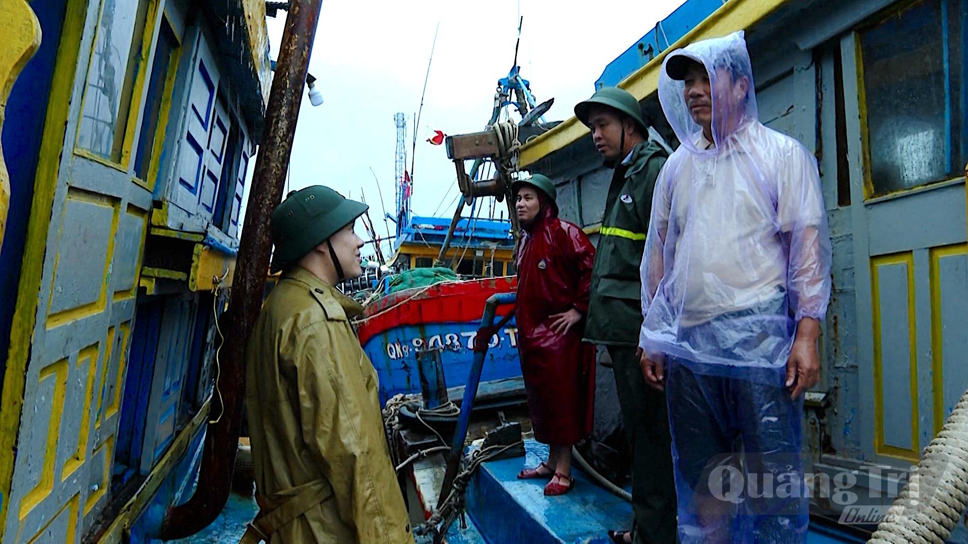 Ban quản lý Khu neo đậu tránh trú bão cho tàu cá Cửa Gianh kiểm tra, tuyên truyền ngư dân chấp hành các quy định an toàn trong thời gian neo đậu tránh trú bão - Ảnh: Quang Ngọc.