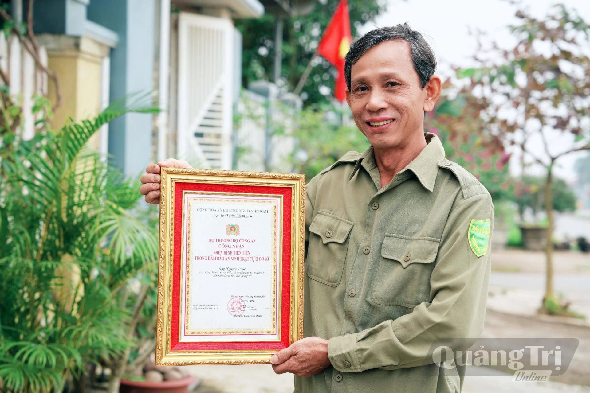 Ông Nguyễn Phúc vinh dự trở thành điển hình tiên tiến trong phong trào bảo vệ an ninh, trật tự cơ sở - Ảnh: Q.H