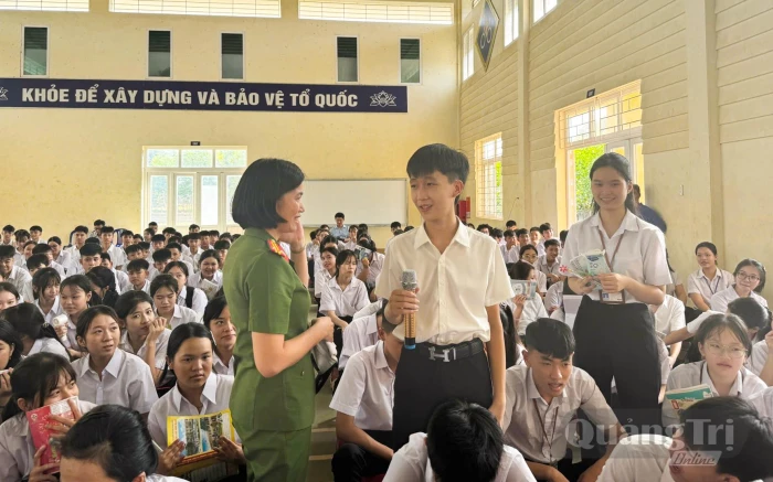 Đưa kiến thức pháp luật đến với học sinh