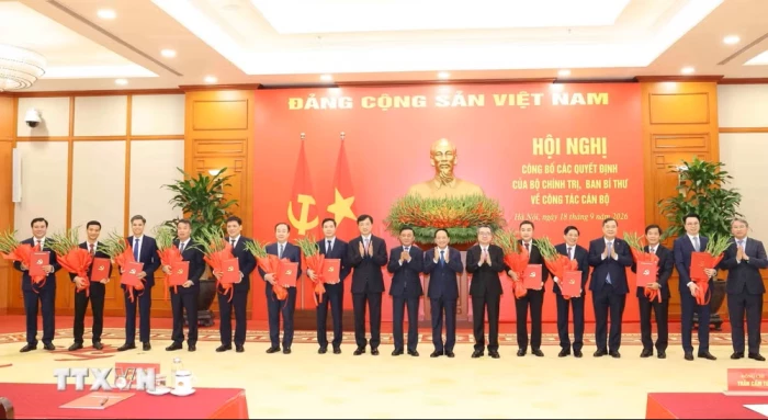 Hội nghị công bố 12 quyết định của Bộ Chính trị, Ban Bí thư về công tác cán bộ