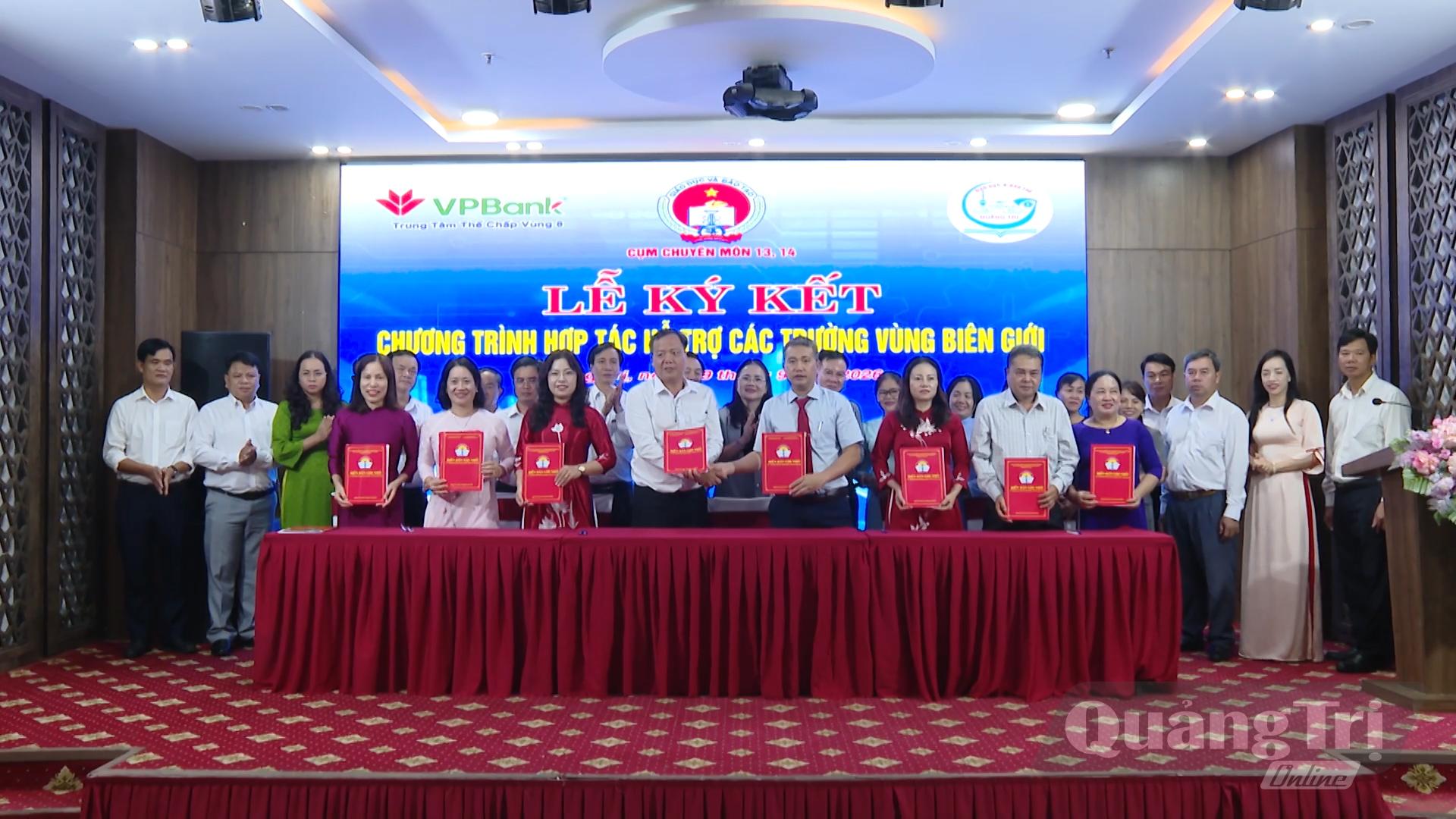 Các trường học thuộc Cụm chuyên môn 14 và các trường học Quảng Trị ký giao ước - Ảnh: L.T