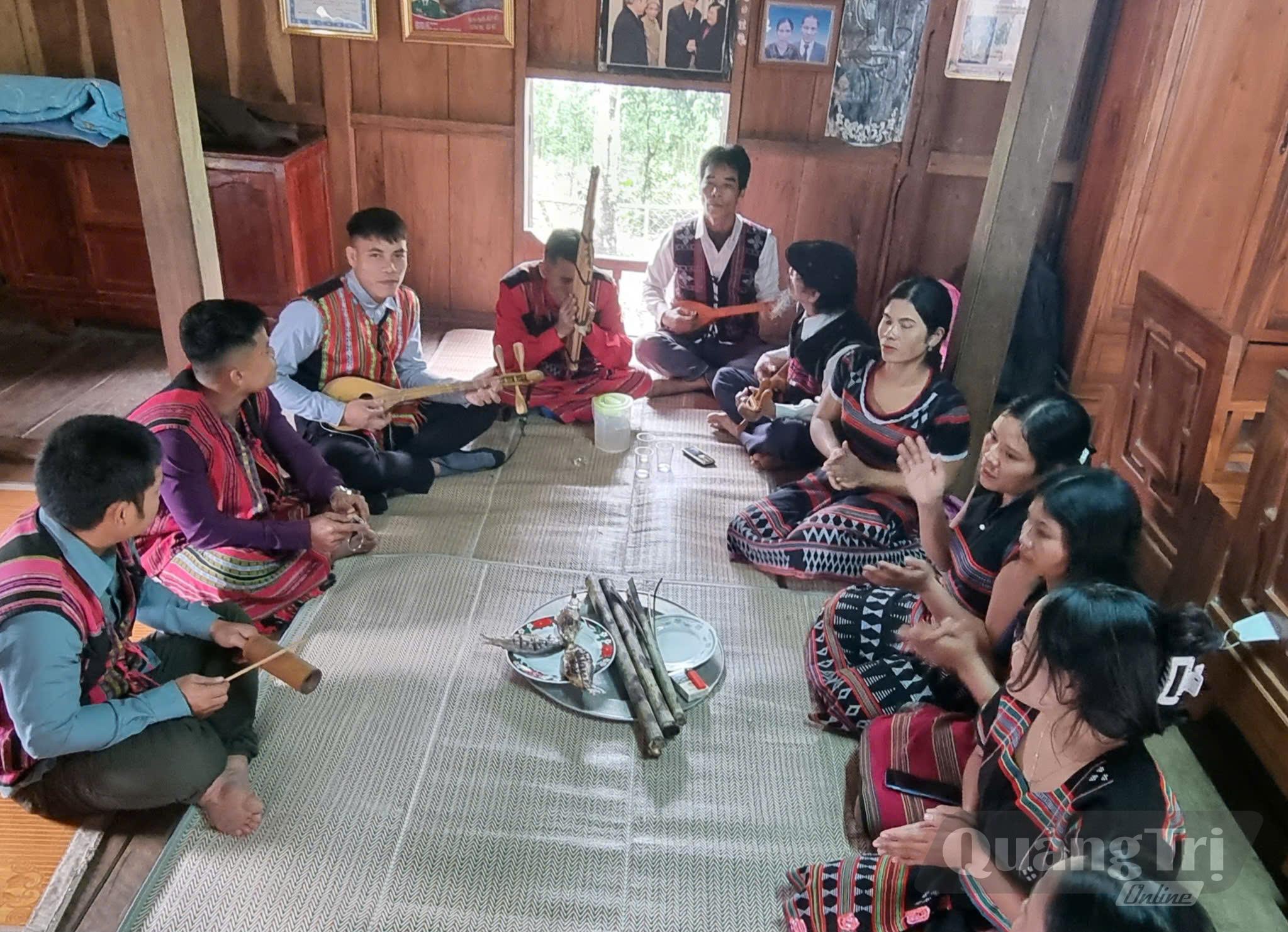 Bà con người Pa Kô sinh hoạt văn hóa, văn nghệ truyền thống mừng ngày vui bản làng (ảnh minh họa) - Ảnh: K.S
