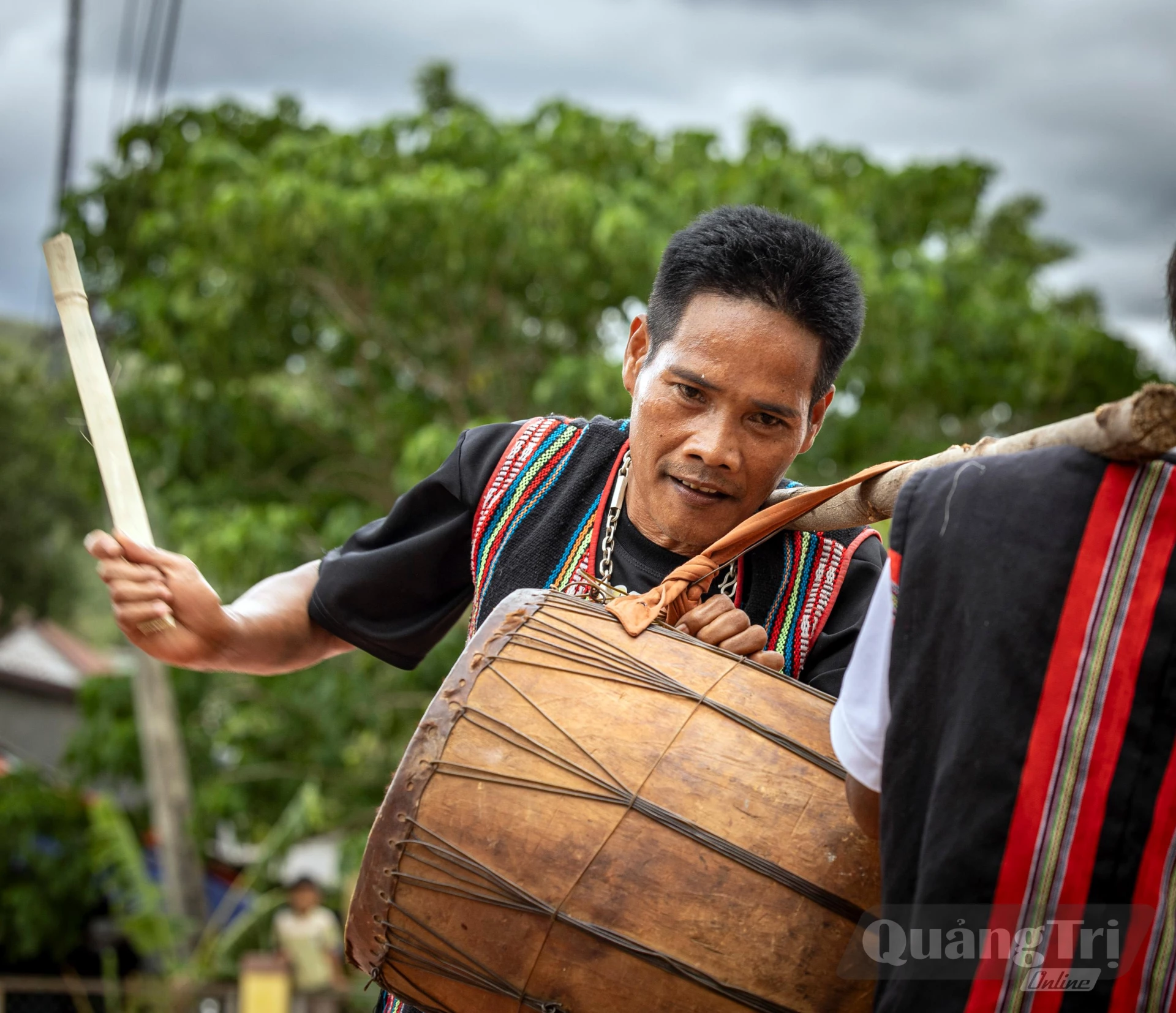 Nghệ nhân đánh trống hội 