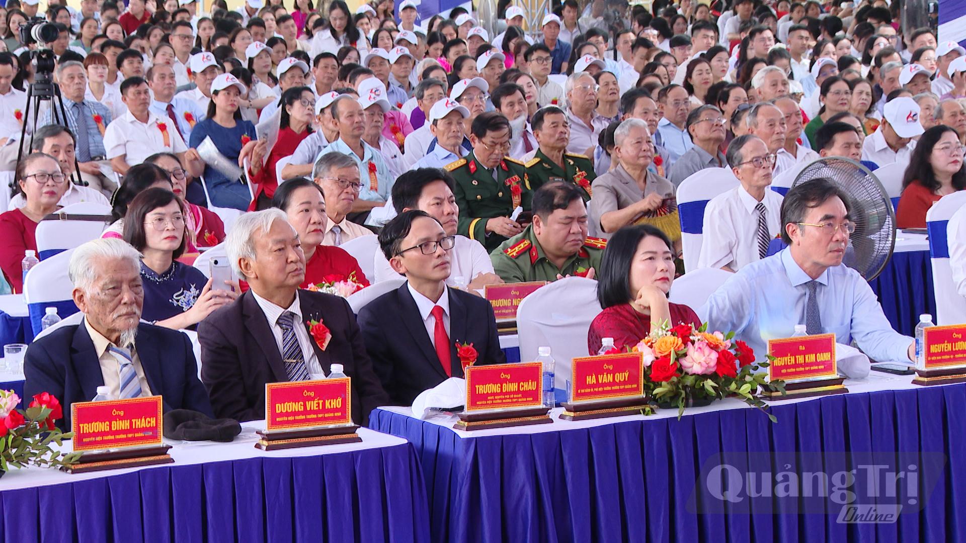 Các đại biểu tham dự buổi lễ - LT