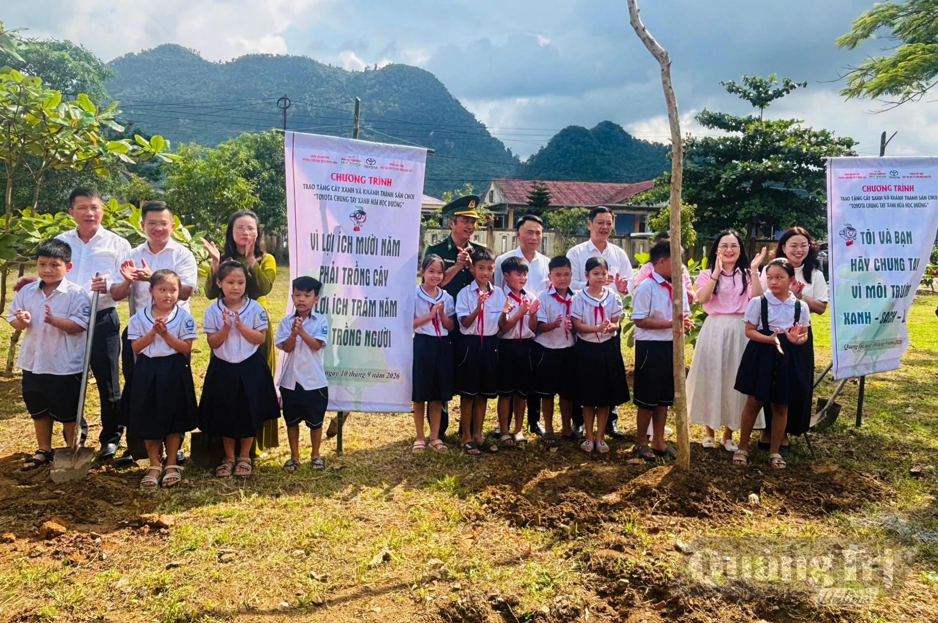 Đại biểu, giáo viên và học sinh tham gia trồng cây xanh trong khuôn viên Trường Tiểu học số 2 Trung Hóa - Ảnh: K.H
