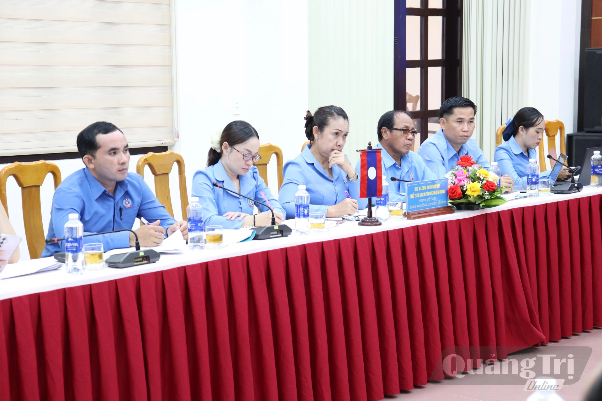 Các đại biểu Liên hiệp Công đoàn tỉnh Khăm Muồn - Ảnh: LT