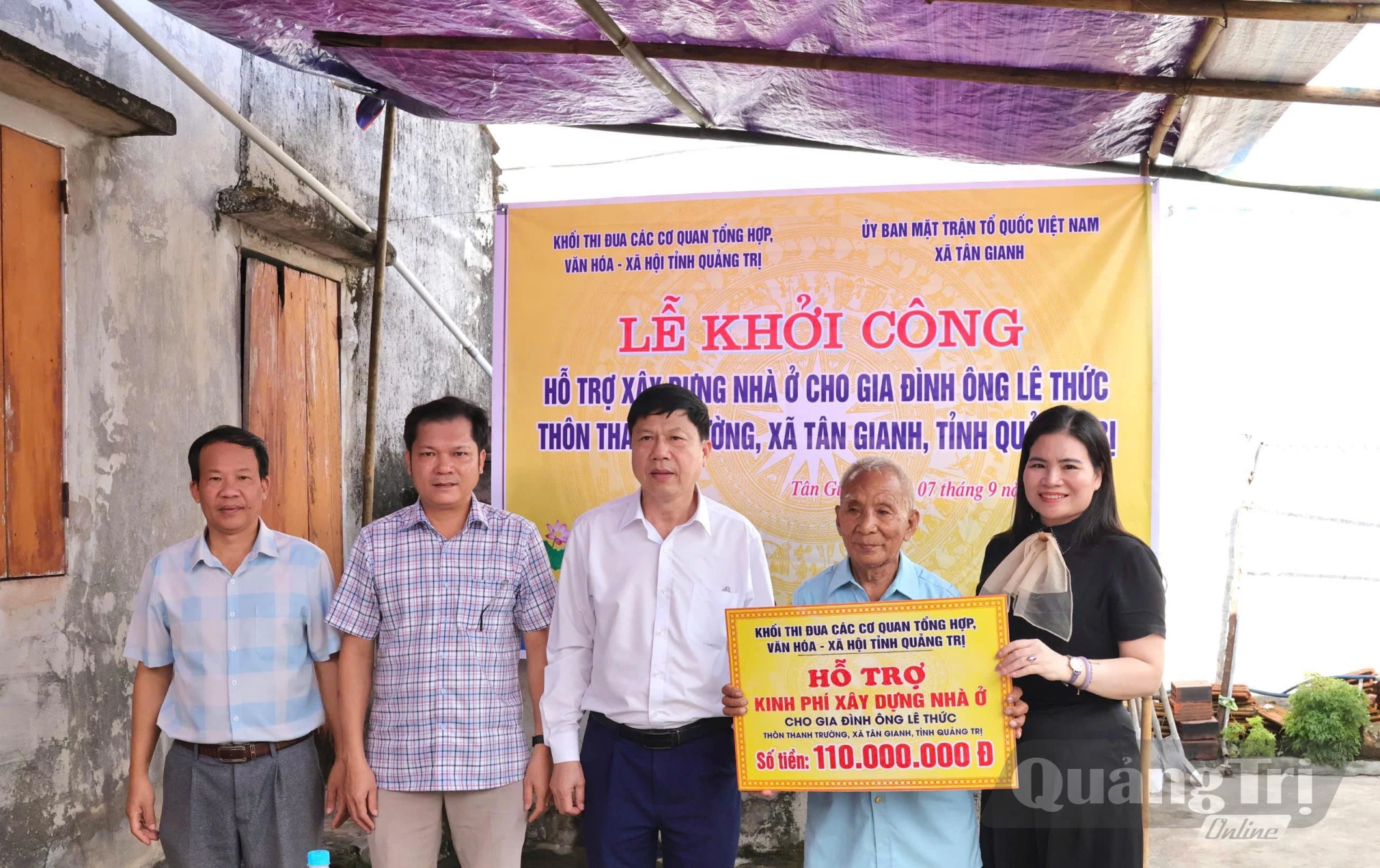 Khối thi đua các cơ quan tổng hợp, văn hóa – xã hội tỉnh Quảng Trị trao trao số tiền 110 triệu đồng hỗ trợ gia đình ông Lê Thức để xây dựng nhà ở - Ảnh: T.Q