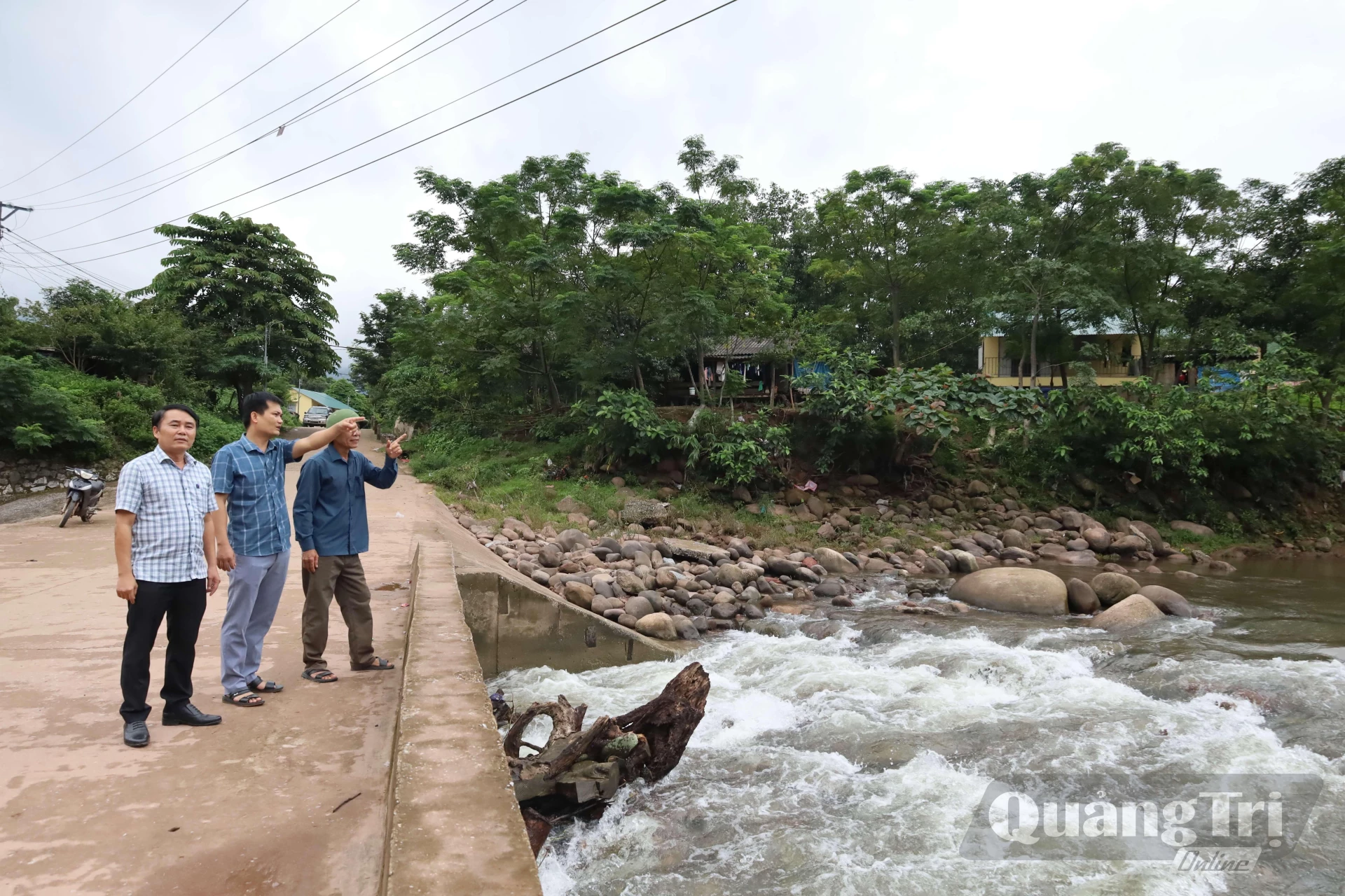 Lãnh đạo xã Dân Hóa kiểm tra khu vực cầu tràn K-Ai, bản Bãi Dinh, nơi có nguy cơ bị chia cắt khi nước dâng - Ảnh: Q.N