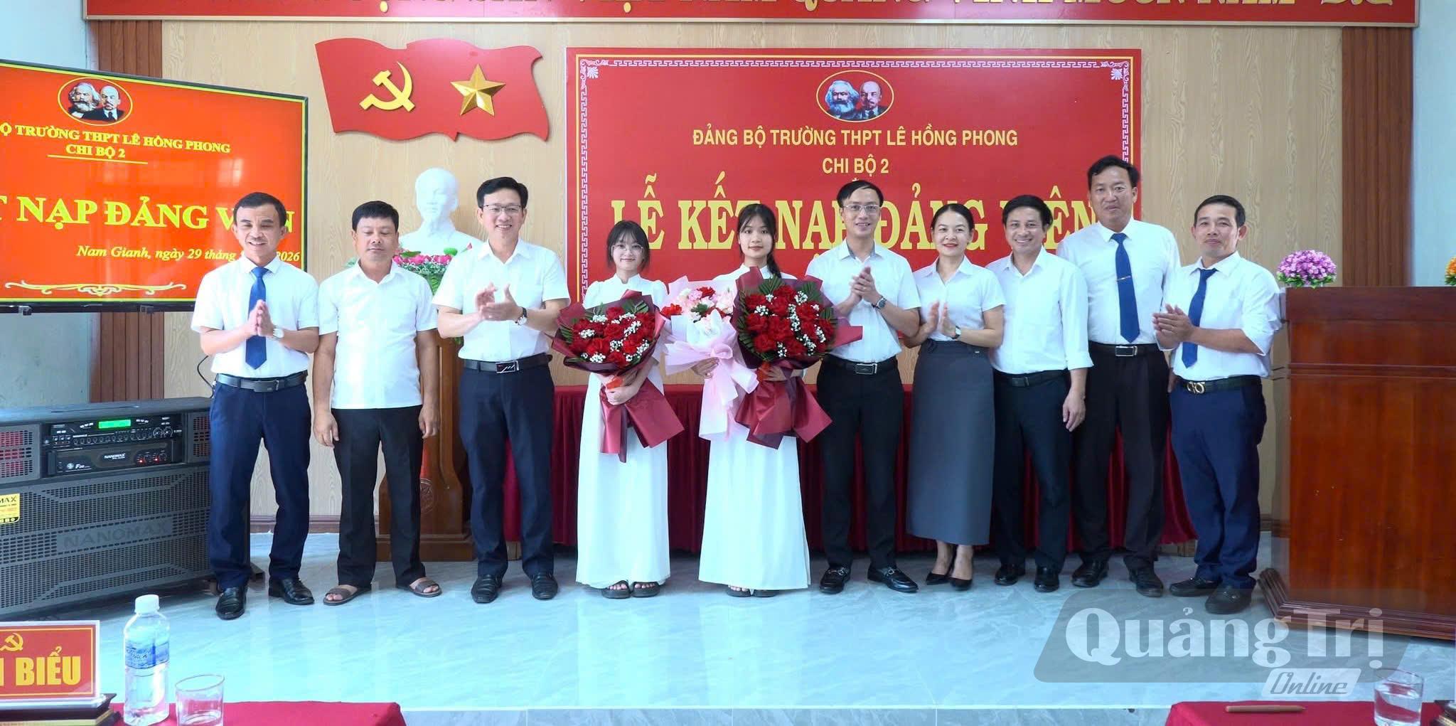  Lễ kết nạp đảng viên tuổi 18 tại Đảng bộ Trường THPT Lê Hồng Phong - Ảnh: Thùy Trang