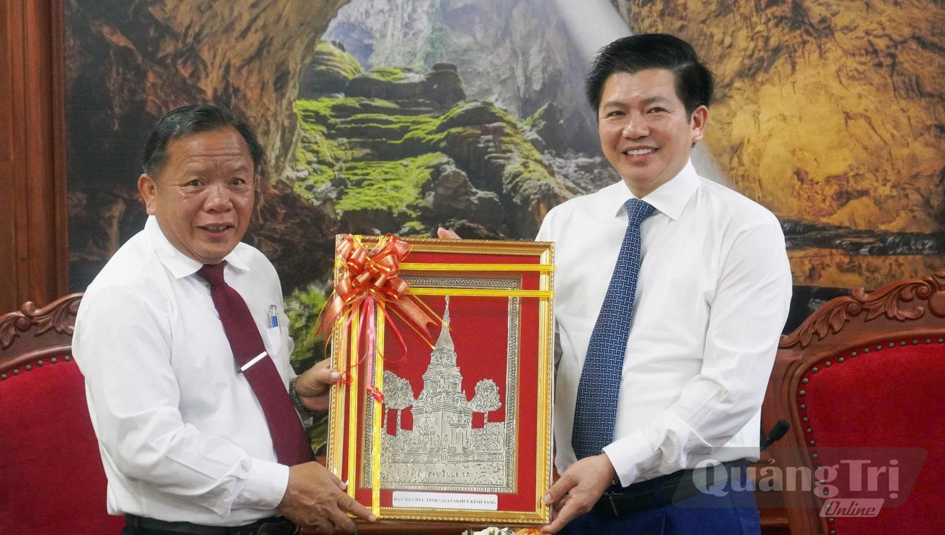 Đồng chí Khăm-vi-sảy Phủi-nhạ-vông trao quà lưu niệm cho Thường trực Tỉnh ủy - Ảnh: N.M