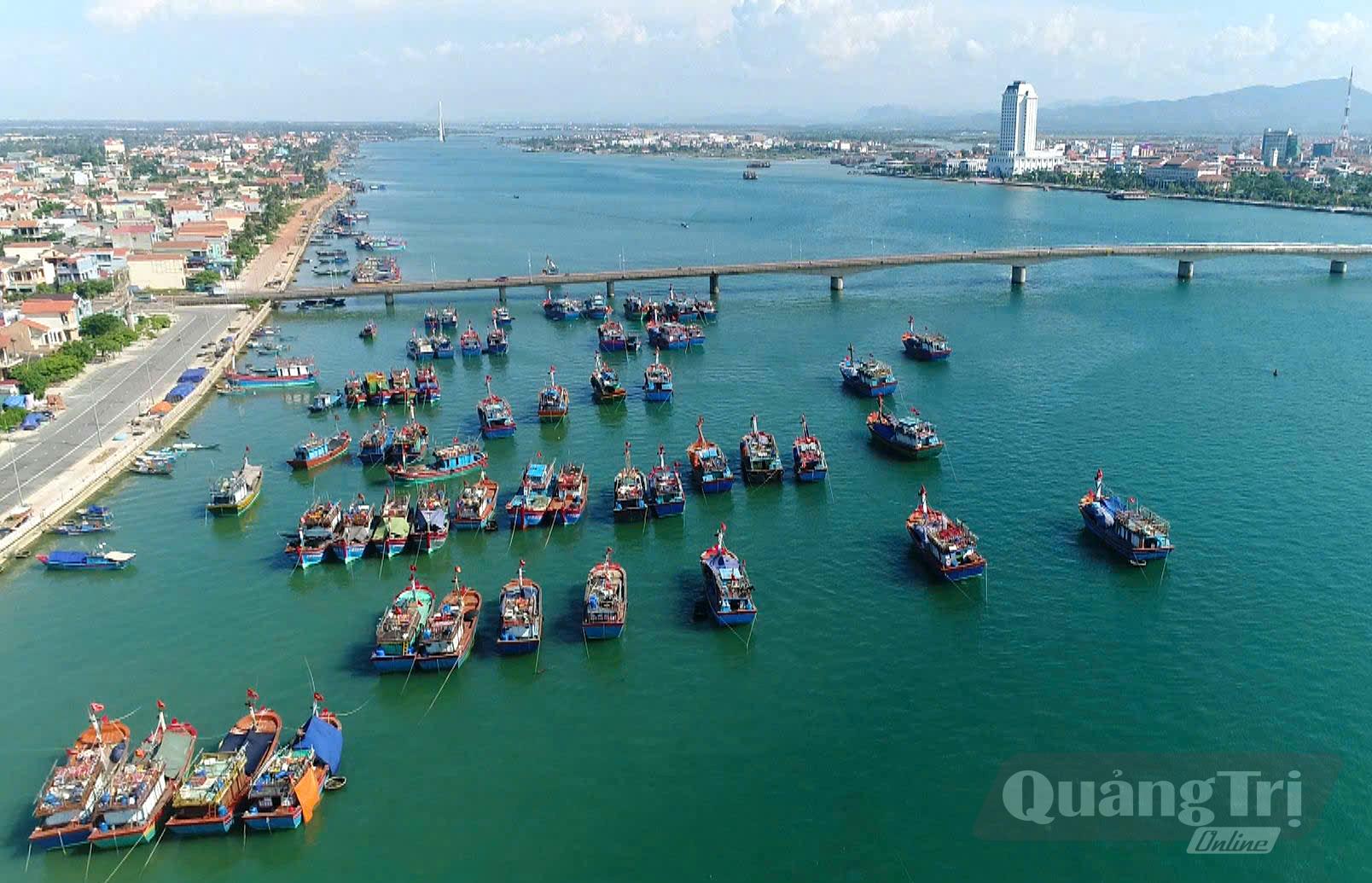 Phường Đồng Hới triển khai những giải pháp đồng bộ, bảo đảm tàu cá và ngư dân an toàn mưu sinh trên biển - Ảnh: P.V
