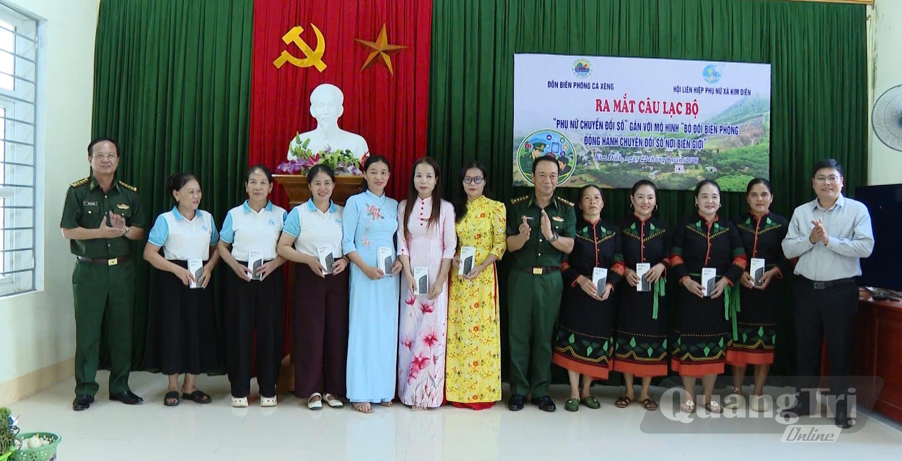 Trao tặng điện thoại di động cho các hội viên câu lạc bộ “Phụ nữ chuyển đổi số” - Ảnh: Thùy Trang